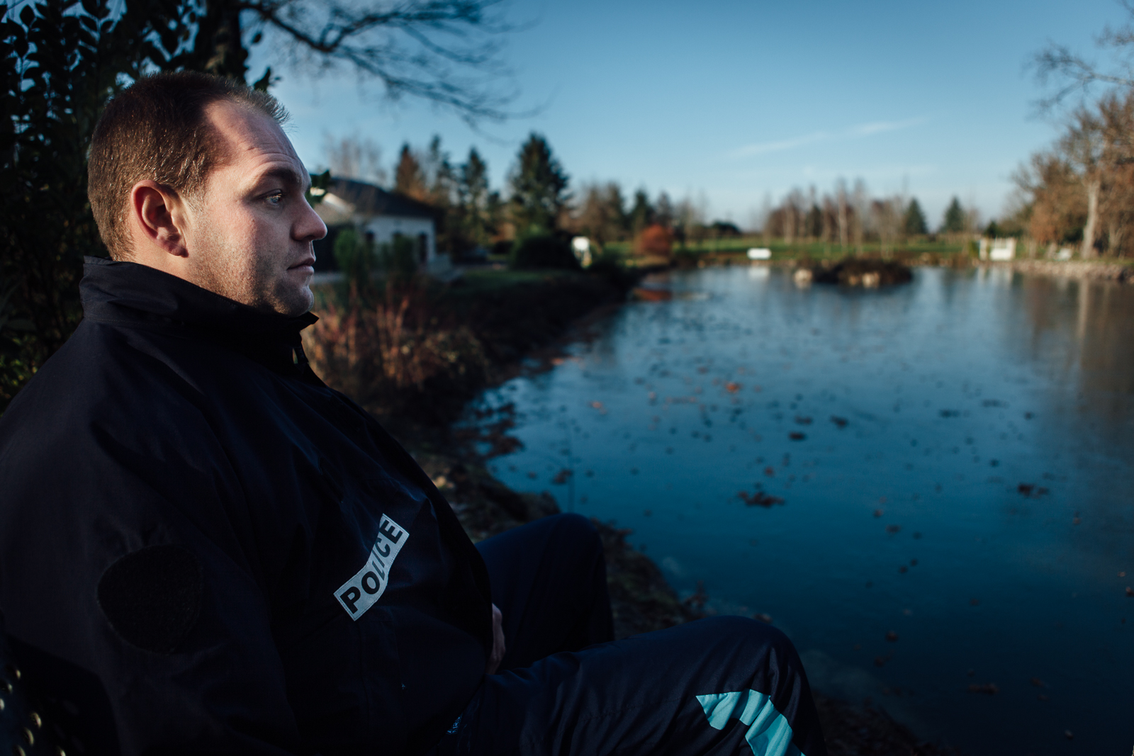 Le liège, 12 décembre 2012. Fabien, policier de la BAC, passe deux mois en cure au Courbat après une dépression, en attendant son passage en conseil de discipline. Il se pose des questions sur son avenir et demande s'il ne va pas devenir assistant social. 

Le liège, 12 December 2012. policeman Fabien spends two months being treated at le Courbat after a depression, waiting for his passage in Disciplinary Board. This raises questions about his future. He thinks about becoming a social worker.