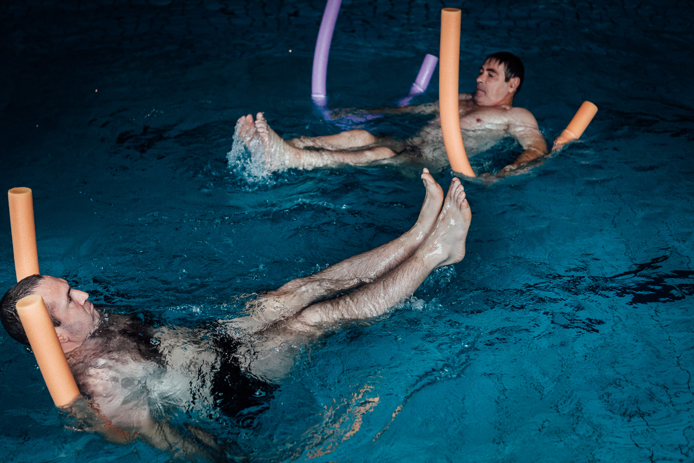 Le liège, 13 décembre 2012. Deux policiers en cure au Courbat participent à l'atelier aquagym. Le Courbat est un centre médicalisé qui accueille des policiers dépressifs ou alcooliques pendant deux mois.

Le liège, December 13, 2012. Two policemen participate in the workshop of aerobics in the swimming pool. The Courbat is a medical center that welcomes for two months depressive or alcoholic policemen.