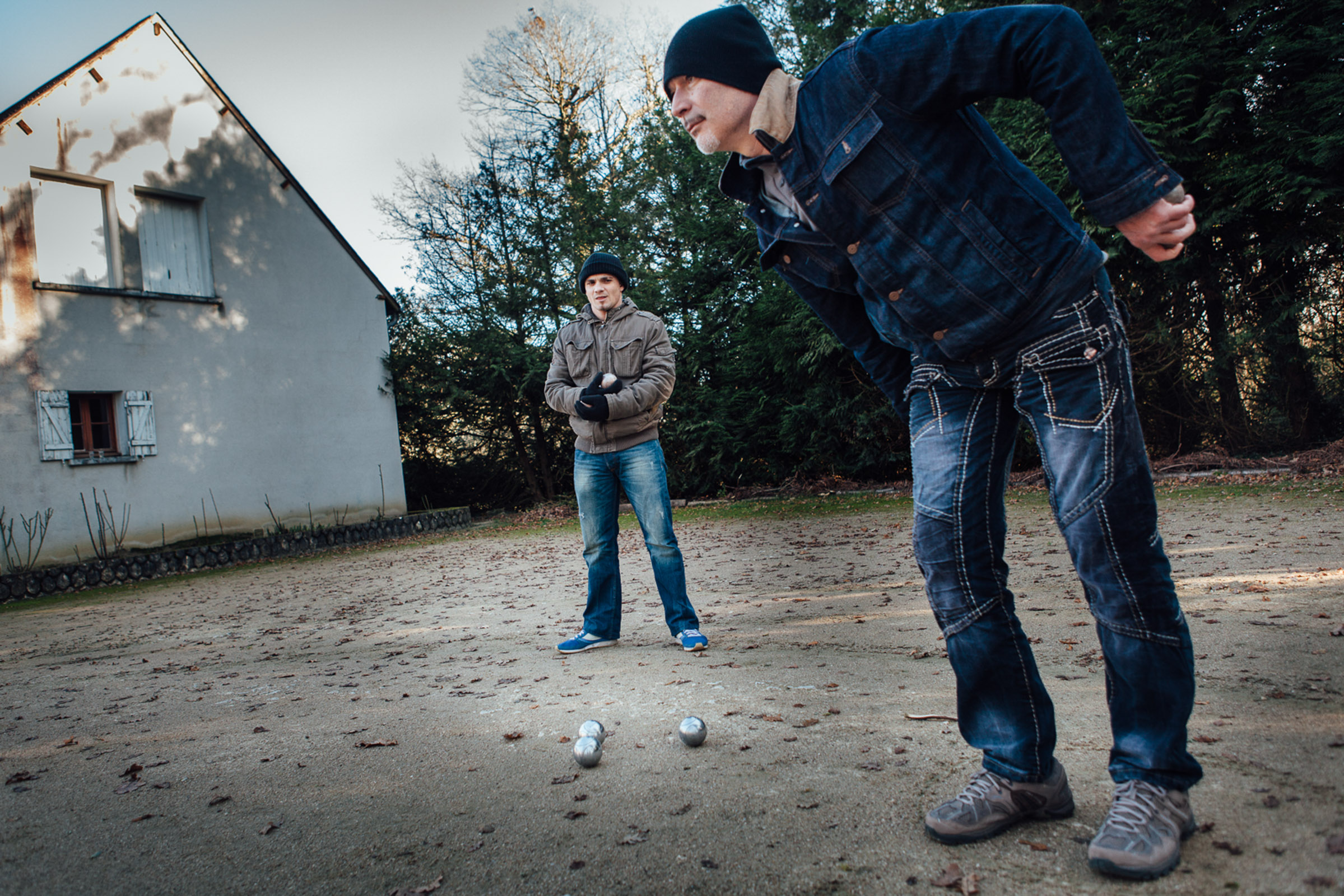 Le Courbat, 11 décembre 2012. Pétanque entre amis dans la cour du Courbat.

The Courbat, 11 December 2012. "pétanque" with friends in the courtyard of Le Courbat.