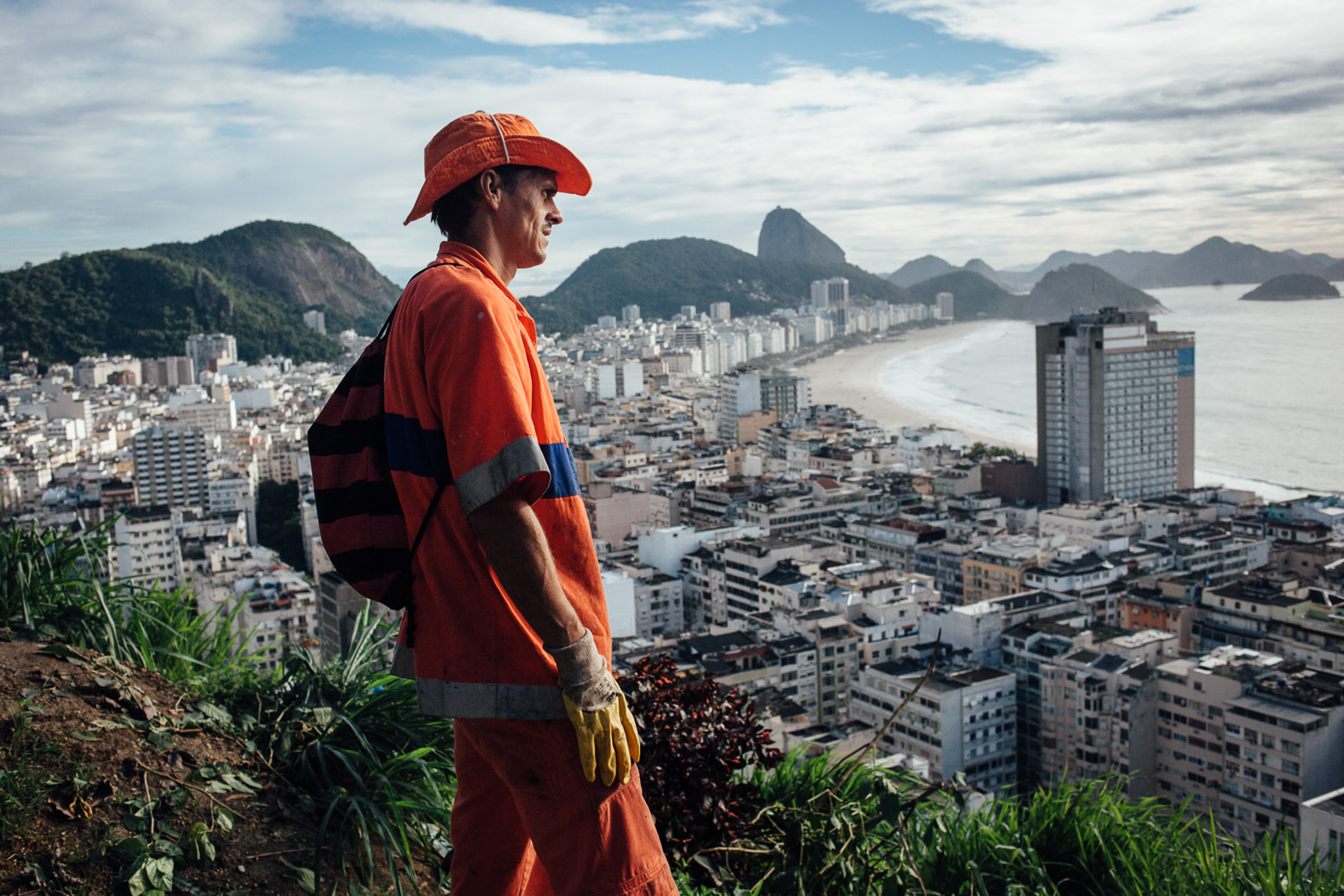 Rio de Janeiro, le 27 Novembre 2013. Marcos travaille depuis 3 ans dans la favela de Pavao pavaozinho. Tous les jours, il doit monter les poubelles en plastique à bord du funiculaire. Le point de collecte est au pied d'un vide ordure de plusieurs dizaines de metres dans lequel les habitants jettent les ordures du haut de la favela.

Rio de Janeiro, November 27, 2013. Marcos has been working for 3 years in the favela Pavao Pavãozinho. Every day, he must mount plastic bins in the funicular. The collection point is at the bottom of a trash chute of several tens of meters in which people throw garbage from the top of the favela.