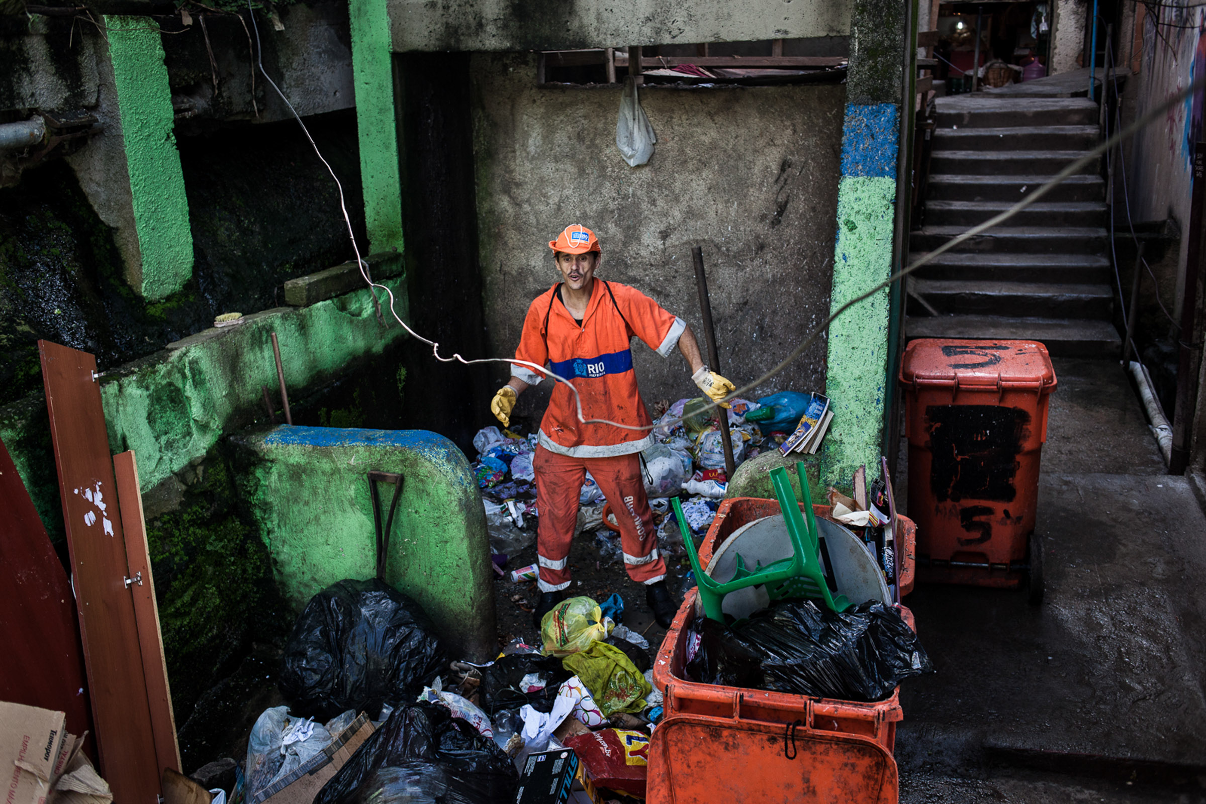 Rio de Janeiro, le 27 Novembre 2013. Marcos travaille depuis 3 ans dans la favela de Pavao pavaozinho. Tous les jours, il doit monter les poubelles en plastique à bord du funiculaire. Le point de collecte est au pied d'un vide ordure de plusieurs dizaines de metres dans lequel les habitants jettent les ordures du haut de la favela.

Rio de Janeiro, November 27, 2013. Marcos has been working for 3 years in the favela Pavao Pavãozinho. Every day, he must mount plastic bins in the funicular. The collection point is at the bottom of a trash chute of several tens of meters in which people throw garbage from the top of the favela.