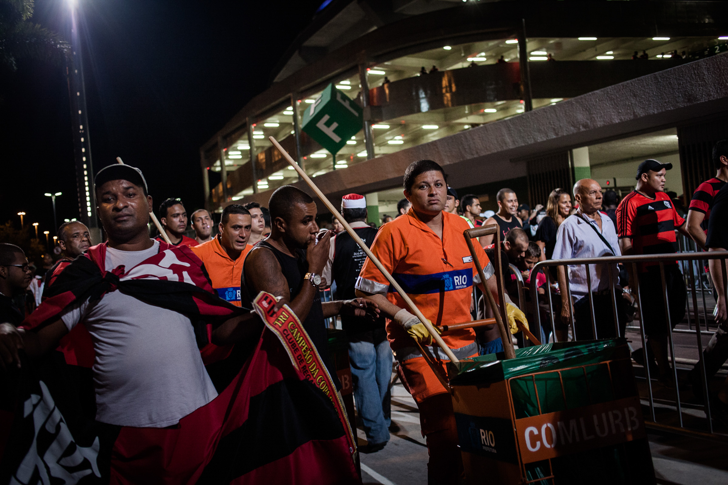 Rio de Janeiro, le 28 Novembre 2013. Garis autour du stade mythique de la Maracana, un jour de match.

Rio de Janeiro, November 28, 2013. Garis (sweepers) around the legendary Maracana stadium in a match day.