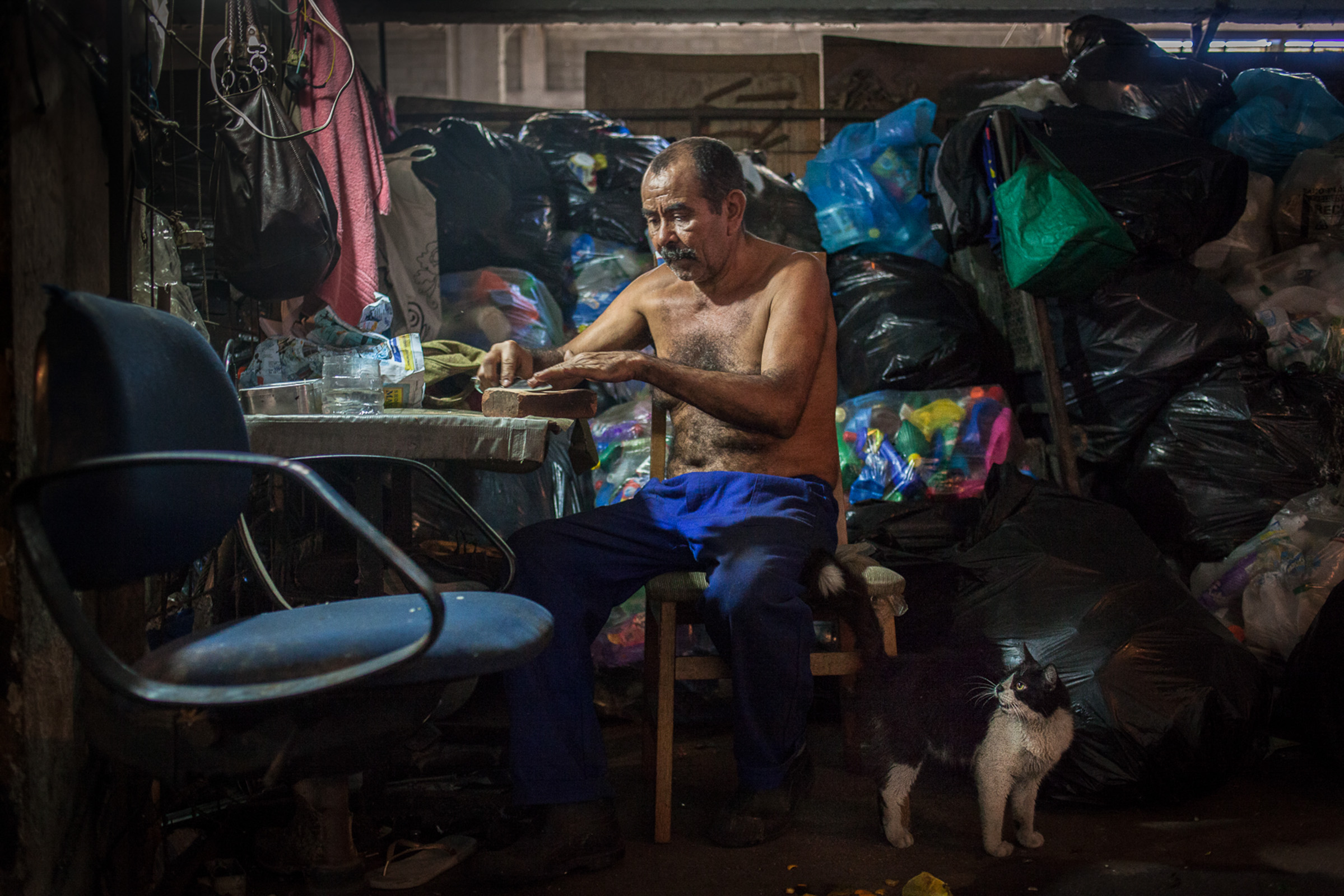 Rio de Janeiro, le 28 Novembre 2013. Les déchets issus de la collecte sélective sont acheminés vers un centre de tri associatif. Chaque personne travaillant dans ce centre trie en moyenne 300kg de déchets par jour pour 100 euros par mois.


Rio de Janeiro, November 28, 2013. Waste from selective collection are sent to non profit recycling facilities. Each person working in the recycling facility sort an average of 300kg of waste per day for 100 euros per month.