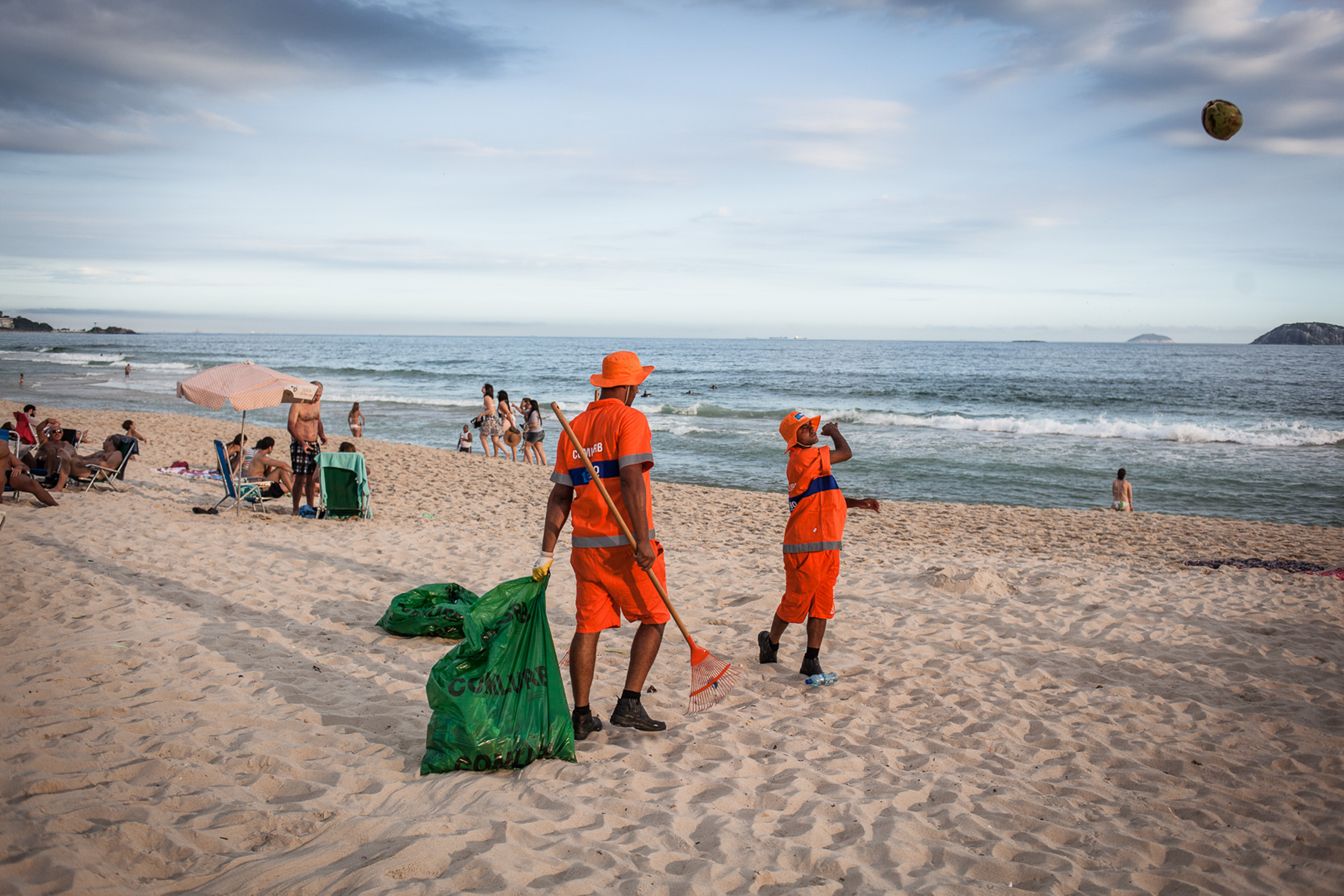 Rio de Janeiro, le 29 Novembre 2013. Plage de Leblon, dans une des parties les plus aisées de la ville, la plage se doit d'être propre à toute heure.

Rio de Janeiro, November 29, 2013. Leblon beach, in one of the most wealthiest parts of the city, the beach must be clean at all times.