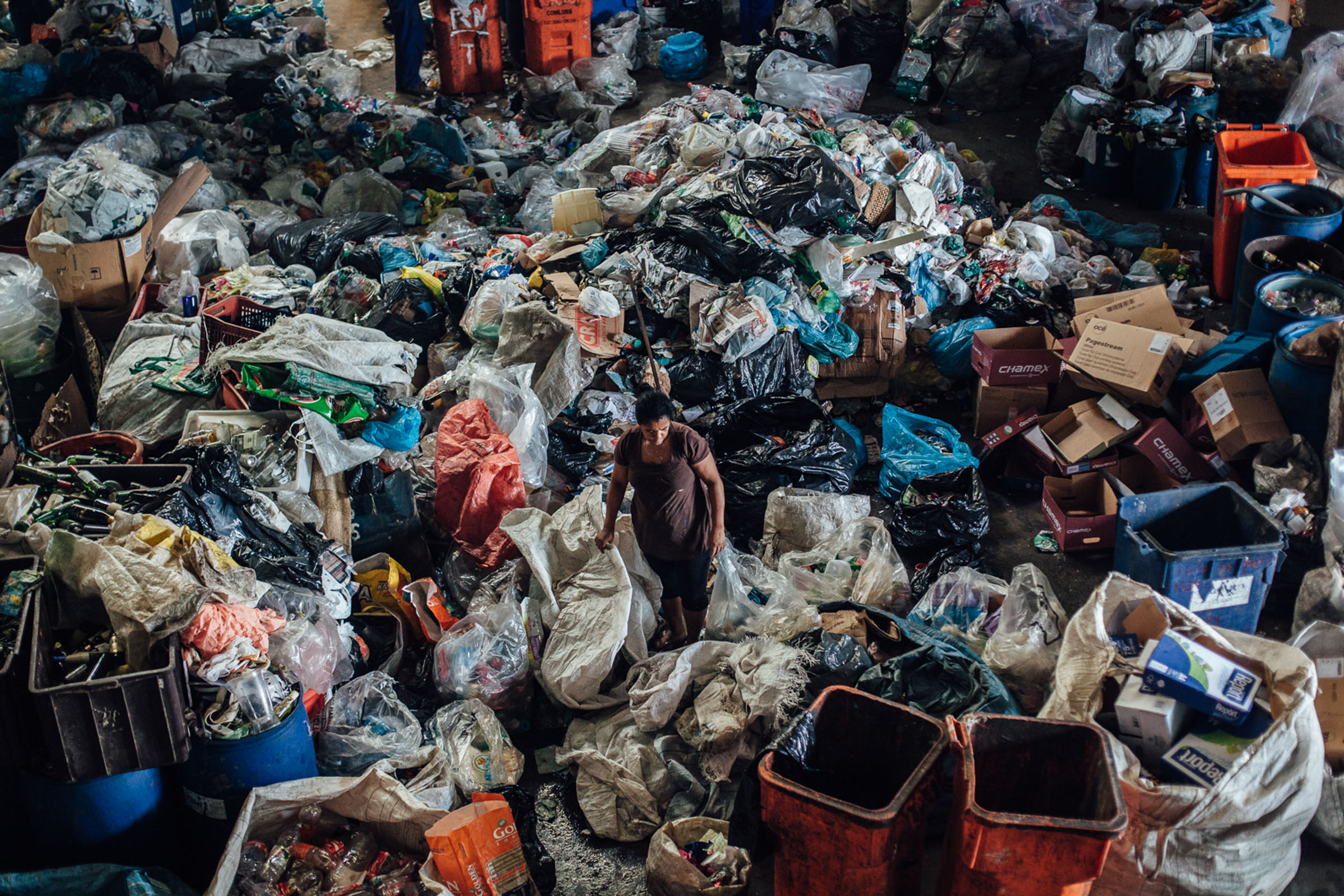 Rio de Janeiro, le 28 Novembre 2013. Les déchets issus de la collecte sélective sont acheminés vers un centre de tri associatif. Chaque personne travaillant dans ce centre trie en moyenne 300kg de déchets par jour pour 100 euros par mois.


Rio de Janeiro, November 28, 2013. Waste from selective collection are sent to non profit recycling facilities. Each person working in the recycling facility sort an average of 300kg of waste per day for 100 euros per month.