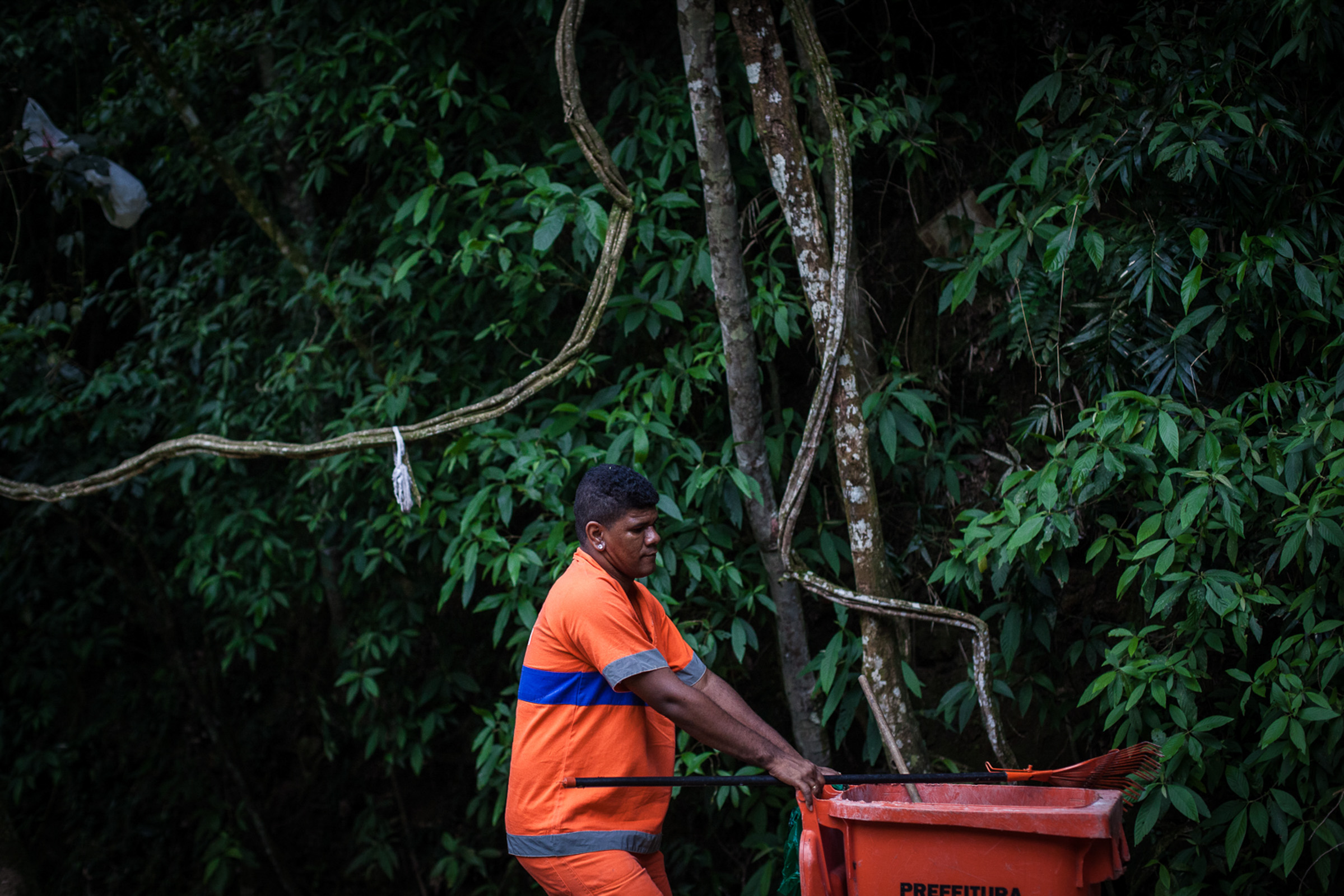 Rio de Janeiro, le 22 Novembre 2013. Alejandro, 31 ans, est pretre de la religion animiste Codomble. Il est le seul à pouvoir nettoyer les offrandes laissées par les adeptes au lendemain des cérémonies, sur le bord des routes des collines de Rio.

Rio de Janeiro, November 22, 2013. Alejandro, 31, is a priest of the animistic religion Codomble. He is the only one who can clean the offerings left by followers after ceremonies on the roadside hills of Rio.