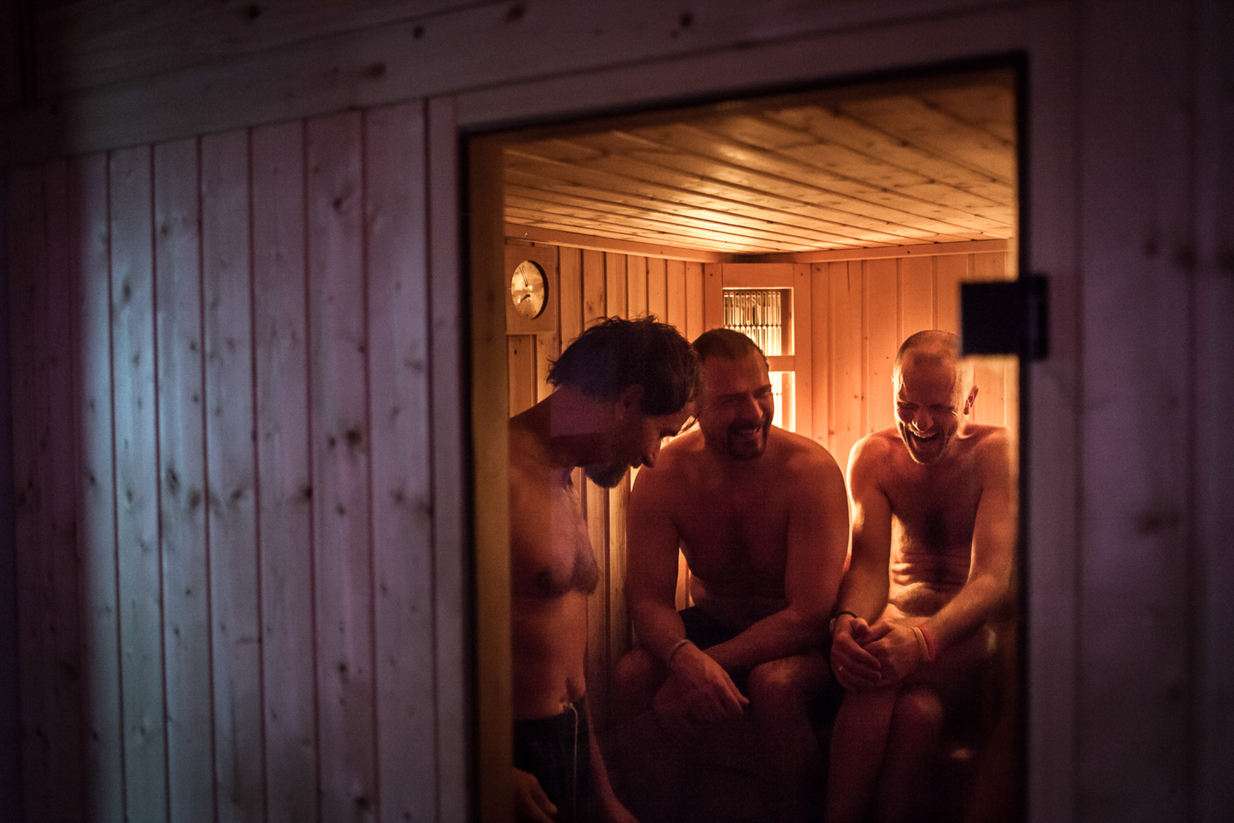 Przesieka, Poland, 11.02.2014. Wim Hof (Iceman) et ses élèves dans le sauna.

Przesieka, Poland, 11.02.2014. Wim Hof (Iceman) and his students in the sauna.