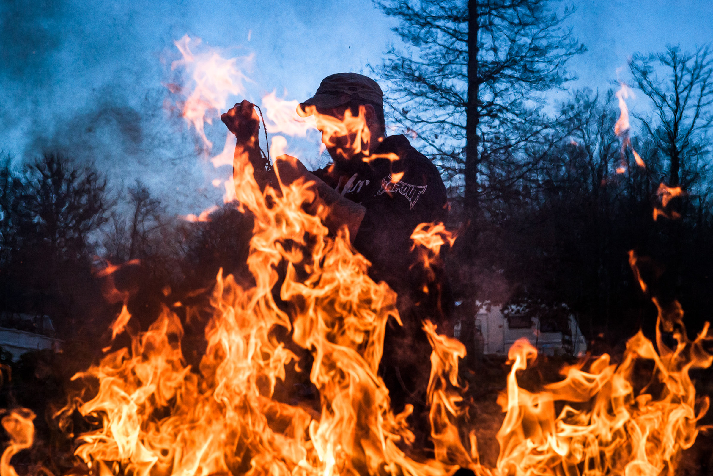 Villebeon, 12 Janvier 2014. Rémy brûle les poubelles.

Villebeon, 12 January 2014. Remy burns the garbage.