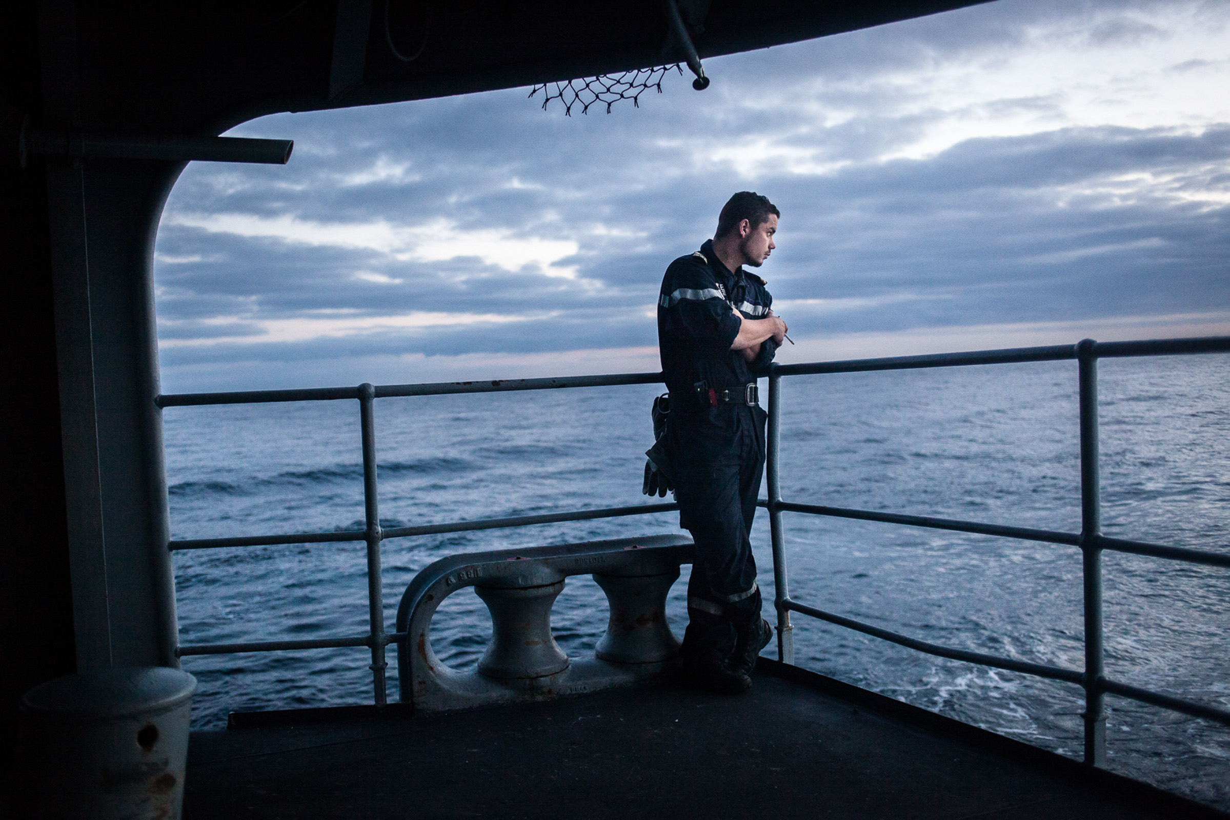 Mer méditerrannée, 02.12.2015. Pause cigarette pour un membre de l'équipage, sur la plage arrière de la frégate le "Jean Bart", lors d'exercices interarmées en Méditerrannée.
