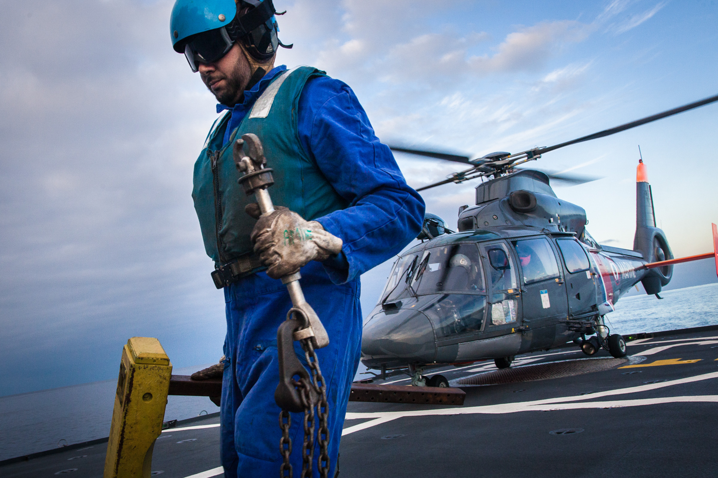 Mer méditerrannée, 02.12.2015. Arrivée d'un hélicoptère sur la frégate le "Jean Bart", lors d'exercices interarmées.