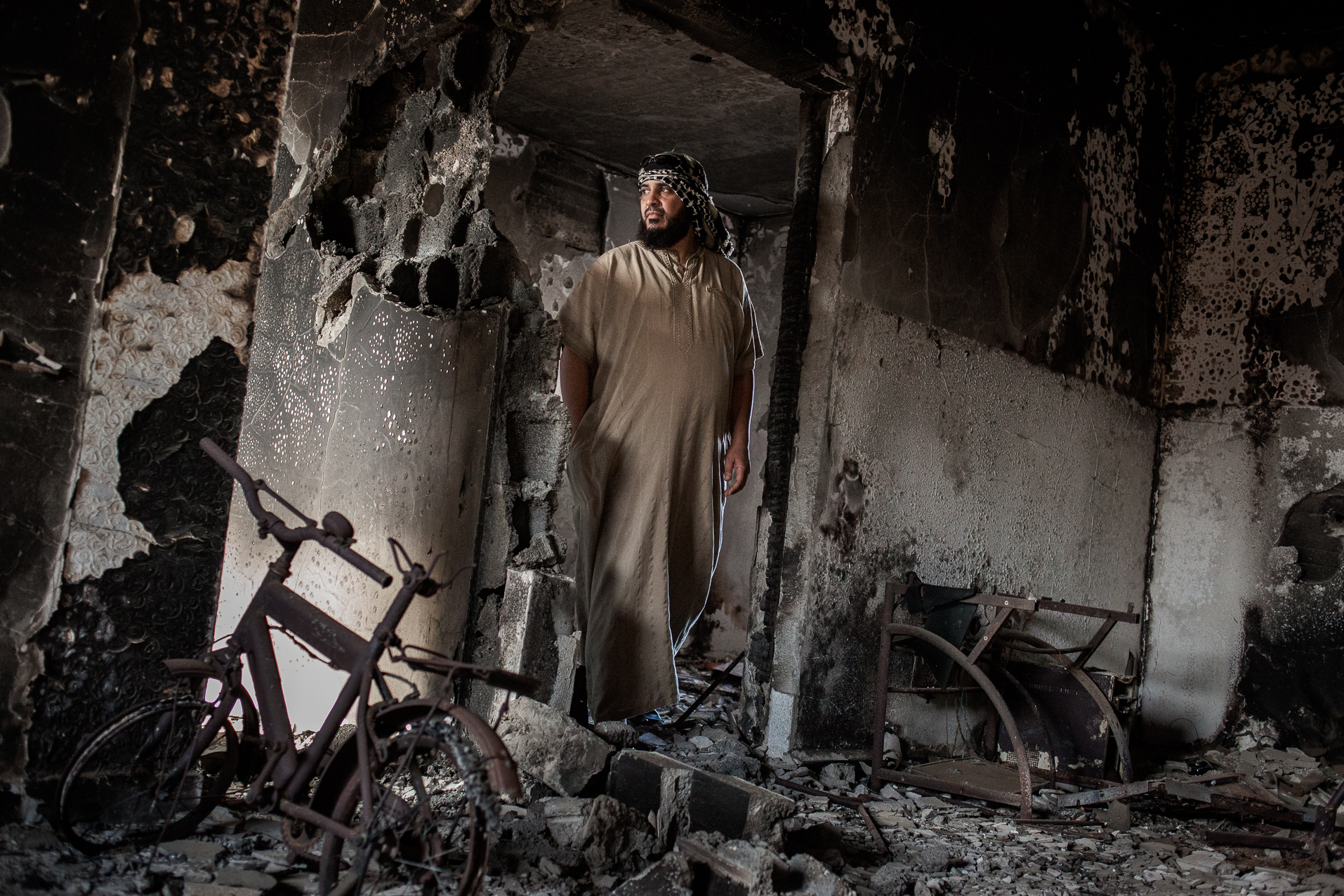 Syrte, Juillet 2012. Walid, dans les décombres de sa maison. Syrte est la ville du pays qui a subi le plus de dommages lors du conflit lybien.
Sirte in July 2012. Walid, in the ruins of his house. Sirte is the town of country that has suffered the most damage during the Libyan conflict.