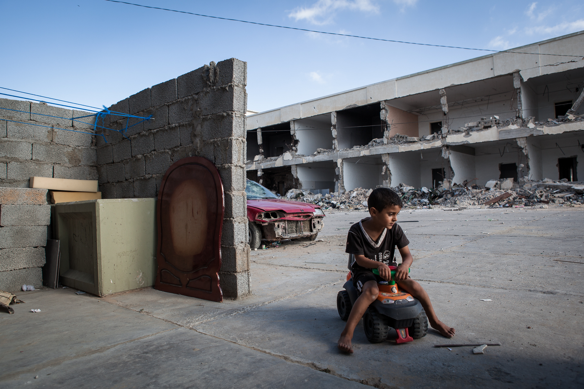 Tripoli, 27 Juin 2012. Bab-al-Azizia, ancien bastion de Kadhafi au centre de Tripoli. Un enfant vivant dans un des bâtiment épargné par la destruction du complexe, joue dans les ruines.
Tripoli, June 27, 2012. Bab al-Azizia, Gaddafi's former stronghold in central Tripoli. A child living in a building spared by the destruction of the complex, plays in the ruins.