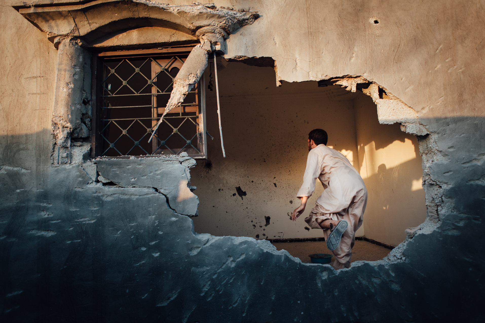 Cheguiga, Juillet 2012. Dans les ruines des quartiers civils récemment pilonnés par les brigades de Zenten. Les membres de la tribu des Machachia sont encore accusés par la brigade de Zenten d'être fidèles au régime de Kadhafi.
Cheguiga, July 2012. In the ruins of civilian neighborhoods recently bombed by Zenten brigades. Members of the Machachia tribes are still accused by Zenten Brigades to be loyal to the Gaddafi regime.