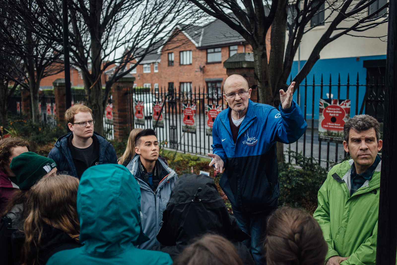 Belfast, le 24 février 2017. Noel Large, ancien tueur de milices paramilitaires protestantes, est devenu guide touristique spécialisé dans l'histoire des troubels. Il fait visiter les lieux d'attentats à des élèves américains.