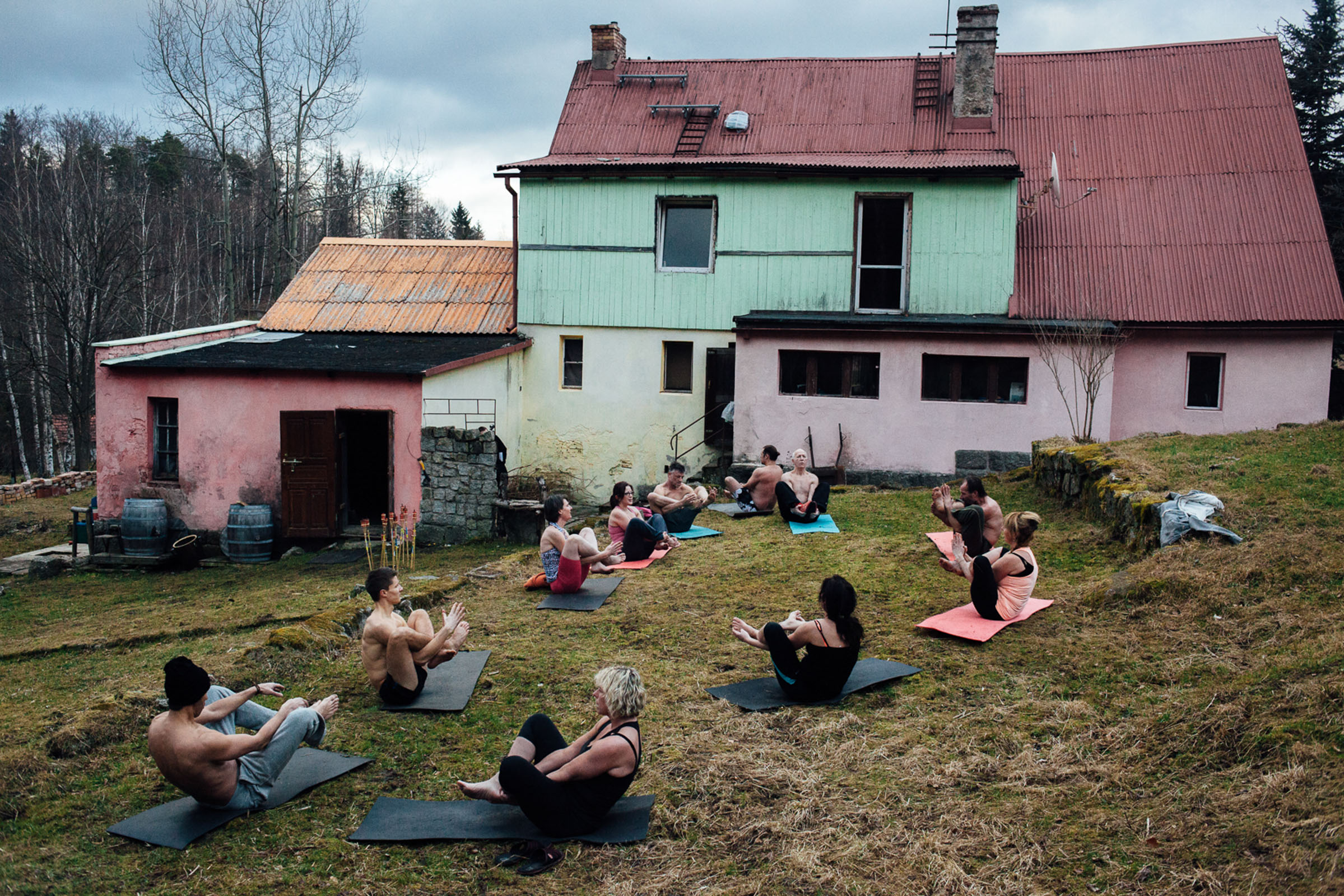 Przesieka, Poland, 12/02/2014. Les stagiaires s'échauffent et réalisent des exercices de respiration lors du stage de resistance au froid organisé par Wim Hof (Iceman).

Przesieka, Poland, 12.02.2014. Trainees warm up and perform breathing exercises during the course of resistance to cold organized by Wim Hof (Iceman).