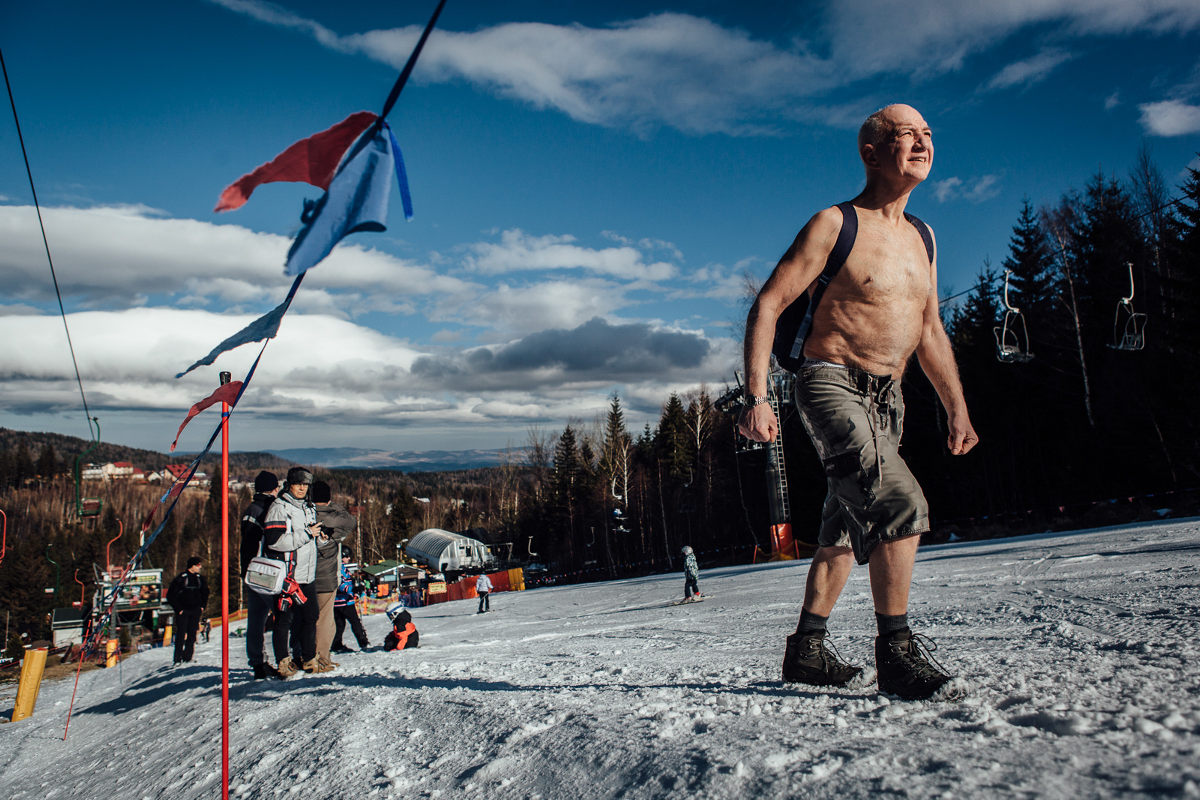 Karpapz, Poland, 13/02/2014. Les stagiaires débutent l'ascension de la montagne Sniejka, presque sans habits. Wubbo Ockels, 67 ans, ancien astronaute, se bat contre un cancer des reins et cherche un moyen de guérir lors de ce stage de résistance au froid.

Karpapz, Poland, 02.13.2014. Trainees begin the ascent of the mountain Sniejka, almost without clothes. Wubbo Ockels, 67, former astronaut, fights against kidney cancer he's seeking to cure at this resistance to cold workshop.