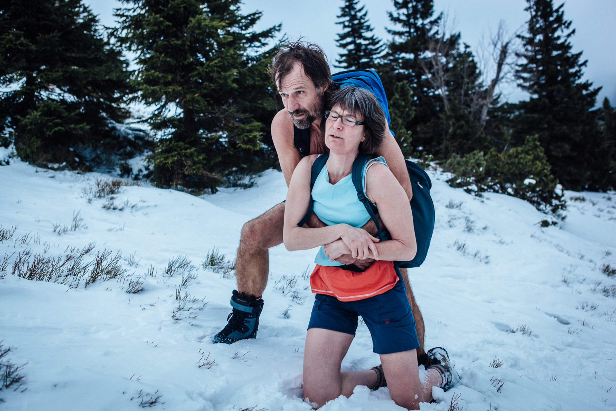 Karpacz, Pologne, 13/02/2014. Wim Hof, alias Iceman, aide Pauline, une stagiaire, lors de l'ascension de la montagne Sniejka par des températures proches de 0°C. 

Karpacz, Poland, 13.02.2014. Wim Hof, aka Iceman, helps Pauline, one of his trainees, in the ascent of the Sniejka mountain, by  temperatures close to 0 ° C.