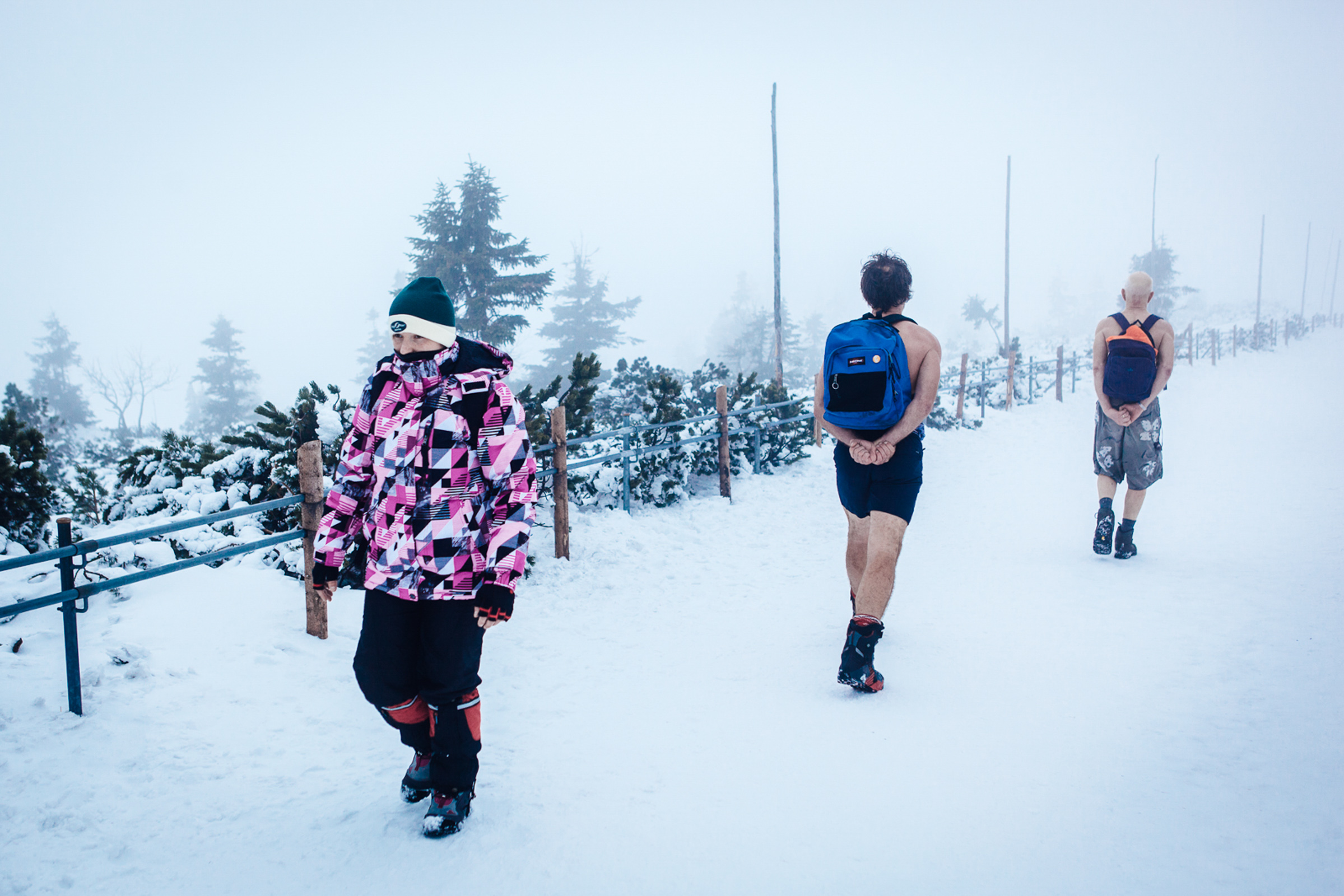 Karpacz, Pologne, 13/02/2014. Wubbo Ockels, 67 ans, ancien astronaute, se bat contre un cancer des reins et cherche un moyen de guérir lors de ce stage de résistance au froid. Il monte ici la montagne Sniejka en compagnie de Wim Hof, alias Iceman, par des températures proches de -10°C.

Karpacz, Poland, 02.13.2014. Ockels, 67, former astronaut, fights against kidney cancer he's seeking to cure at this resistance to cold workshop. He's here climbing the Sniejka montain, with temperatures close to -10°C, accompagnied by Wim Hof, aka Iceman.