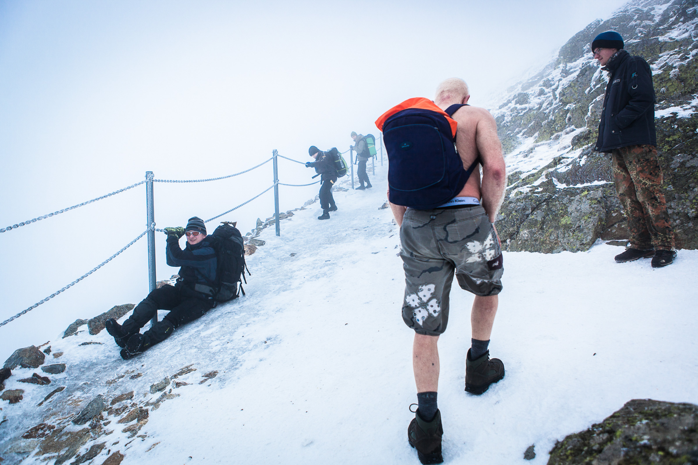 Karpacz, Pologne, 13/02/2014. Wubbo Ockels, 67 ans, ancien astronaute, se bat contre un cancer des reins et cherche un moyen de guérir lors de ce stage de résistance au froid. Il monte ici la montagne Sniejka par des températures proches de -10°C.

Karpacz, Poland, 02.13.2014. Ockels, 67, former astronaut, fights against kidney cancer he's seeking to cure at this resistance to cold workshop. He's here climbing the Sniejka montain, with temperatures close to -10°C.