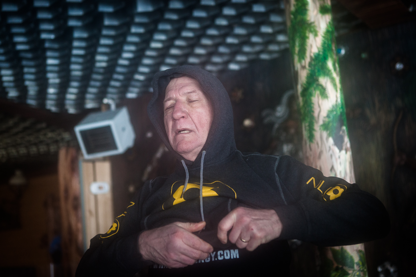 Karpacz, Pologne, 13/02/2014. Wubbo Ockels, 67 ans, ancien astronaute, se bat contre un cancer des reins et cherche un moyen de guérir lors de ce stage de résistance au froid. Il vient de terminer l'ascension de la  montagne Sniejka par des températures proches de -10°C.

Karpacz, Poland, 02.13.2014. Ockels, 67, former astronaut, fights against kidney cancer he's seeking to cure at this resistance to cold workshop. He just finished climbing the Sniejka montain, with temperatures close to -10°C.