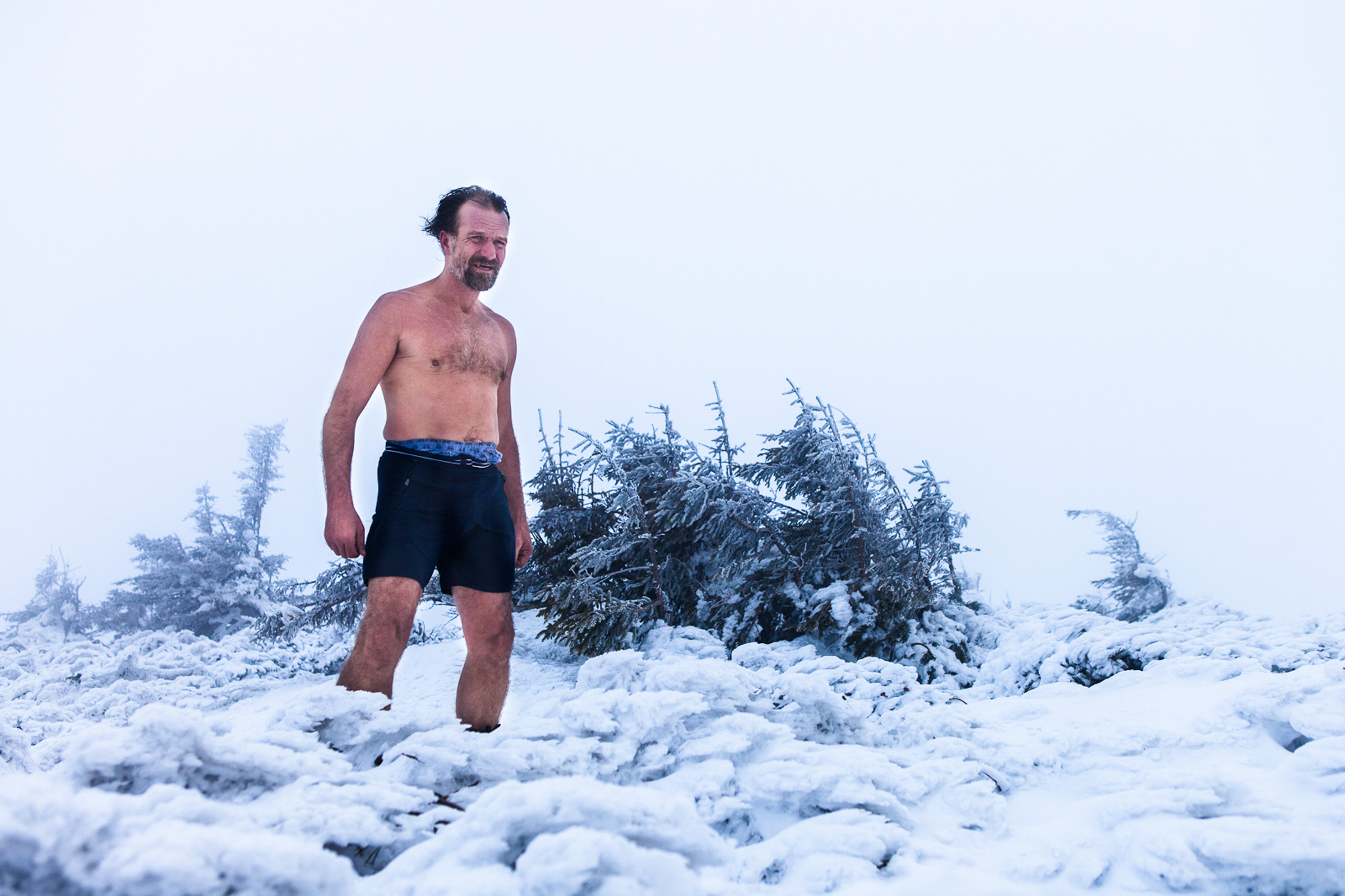 Przesieka, Pologne, 13/02/2014. Wim Hof, alias Iceman, explique aux stagiaires des techniques de respiration pour résister au froid. 

Przesieka, Poland, 13.02.2014. Wim Hof, aka Iceman, explains to students breathing techniques to resist the cold.