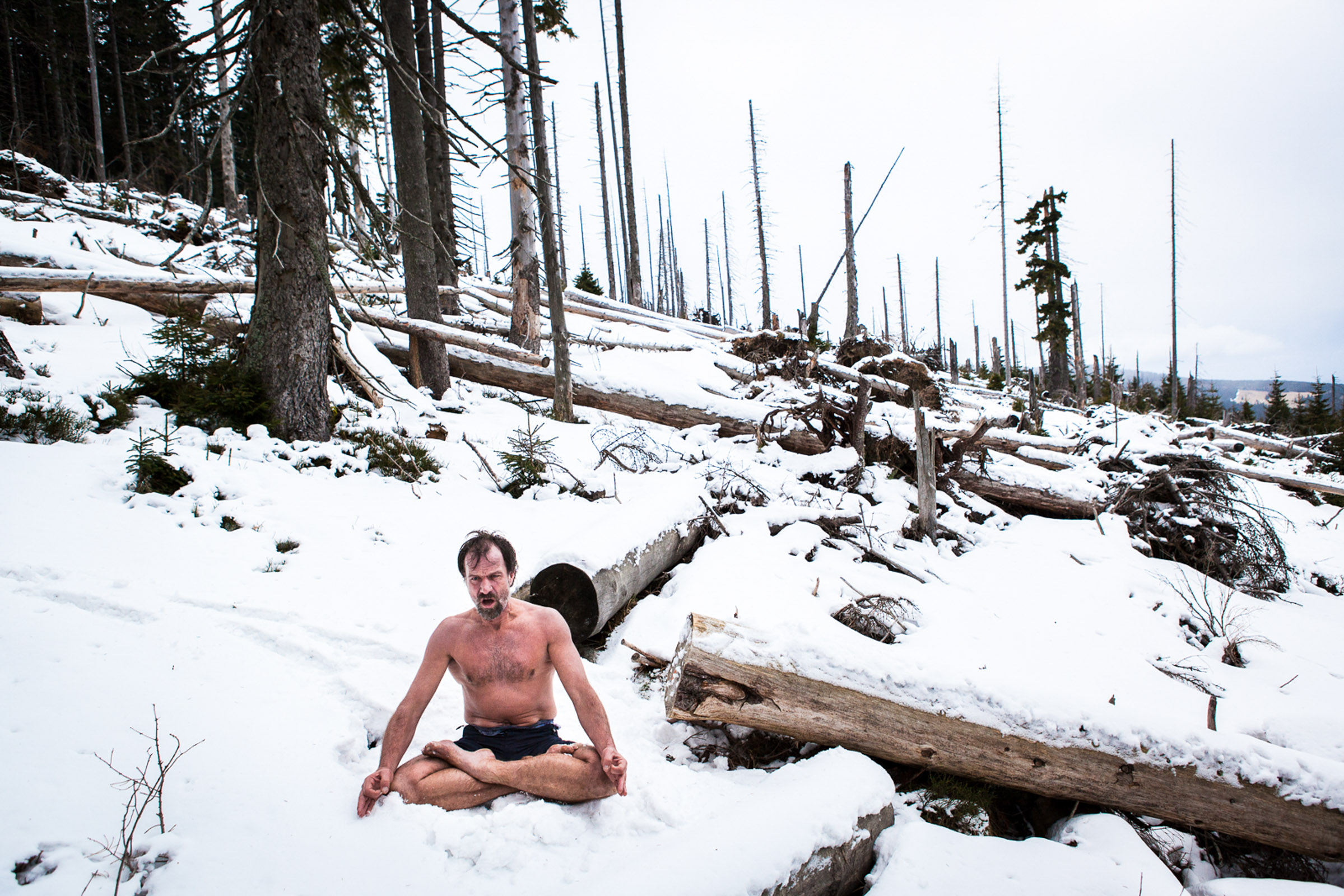 Przesieka, Pologne, 13/02/2014. Wim Hof, alias Iceman, explique aux stagiaires des techniques de respiration pour résister au froid. 

Przesieka, Poland, 13.02.2014. Wim Hof, aka Iceman, explains to students breathing techniques to resist the cold.