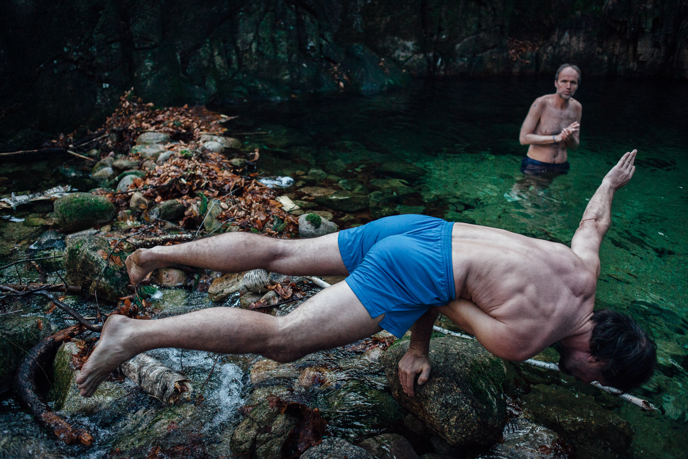 Przesieka, Poland, 11/02/2014. Wim hof réalise une posture de yoga avant rentrer dans l'eau à 1°C lors du stage de résistance au froid qu'il organise.

Przesieka, Poland, 11.02.2014. Wim hof performs a yoga pose before entering the water at 1 ° C during the course of resistance to cold he organizes.