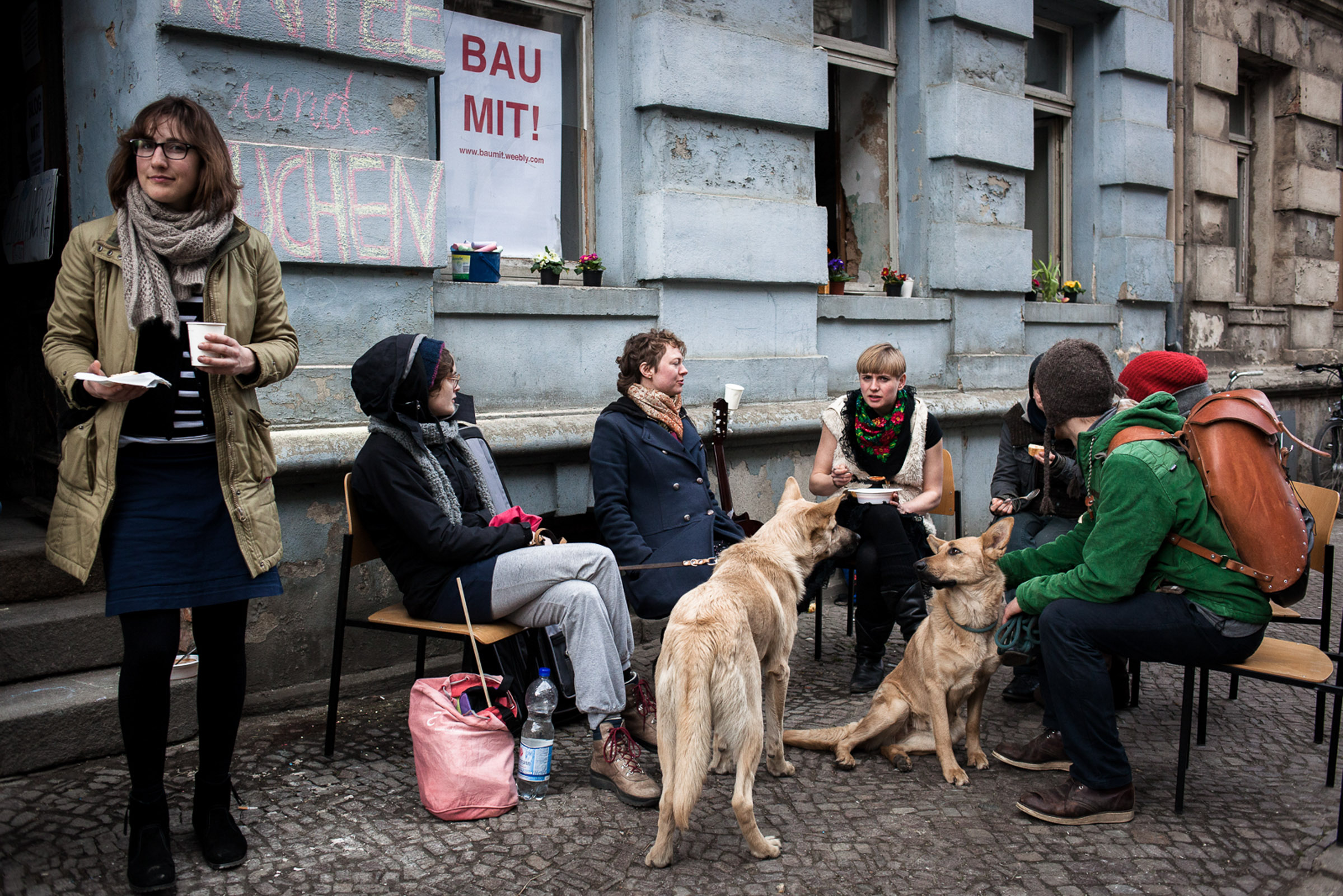 Leipzig, le 8 Mars 2014. Les "house projects" organisent régulièrement des évènements culturels dans leurs immeubles, mêlant musique, repas, animations pour les enfants.

Leipzig, March 8, 2014. The "house projects" regularly organize cultural events in their buildings, combining music, food, entertainment for children.