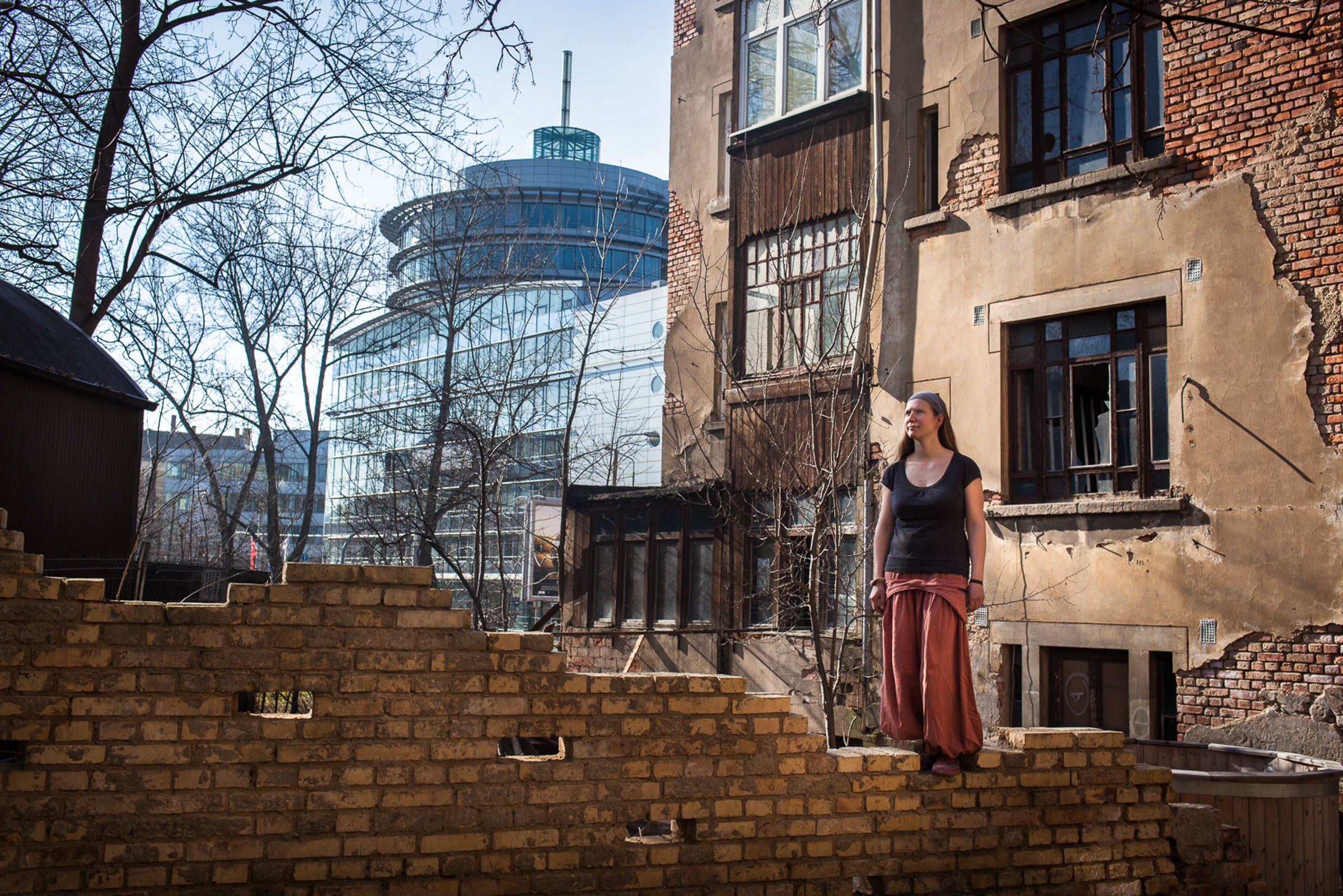 Leipzig, le 9 Mars 2014. Suzie, 34 ans, est la plus jeune propriétaire des quartiers Est de Leipzig.  Il y a deux ans, elle a acquis ce bâtiment de 5 étages et 800 mètres carrés pour 30 000 euros. "C'était ça où la ville le rasait. Il y a trop d'immeubles vides ici, la mairie ne sait plus quoi en faire". De cet immense espace à réhabiliter, elle a fait un lieu de vie alternatif, sorte d'utopie communautaire.

Leipzig, March 9, 2014. Suzie, 34, is the youngest owner of East Leipzig neighborhoods. Two years ago, she acquired the 5 floors and 800 square meters for 30,000 euros. "The city was about to demolish it. There are too many empty buildings here, the town does not know what to do." From this huge space to be rehabilitated, she made a place of alternative life, a kind of communal utopia.