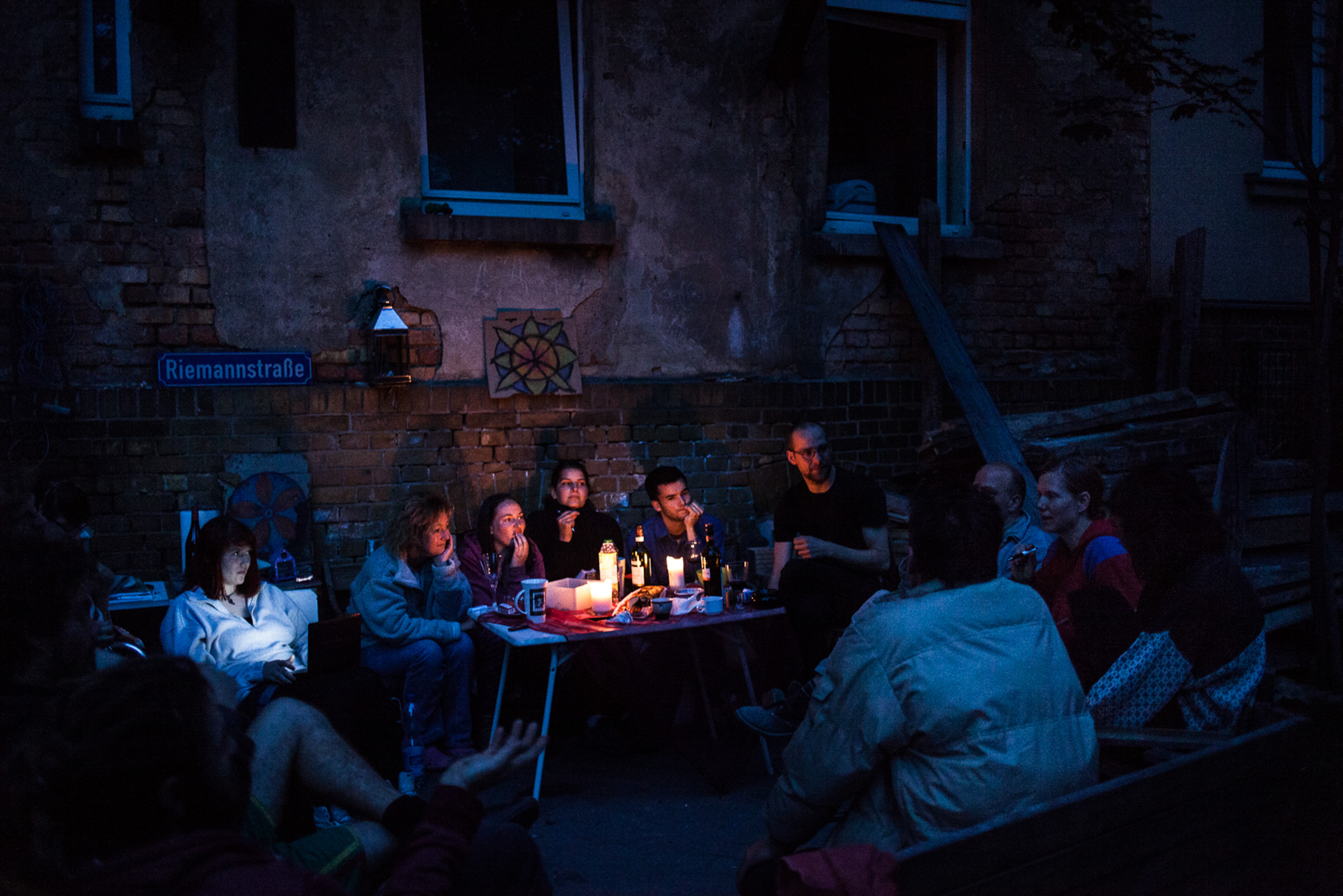 Leipzig, le 18 Juin 2014. Chez Suzie, les habitants de la communauté participent à une réunion visant à échanger sur les règles de base de la bâtisse. Ménage, nourriture, cuisine, parties communes...

Leipzig, June 18, 2014. At Suzie's, residents participate in a meeting to discuss the basic rules of the community. Household, food, kitchen, common areas ...