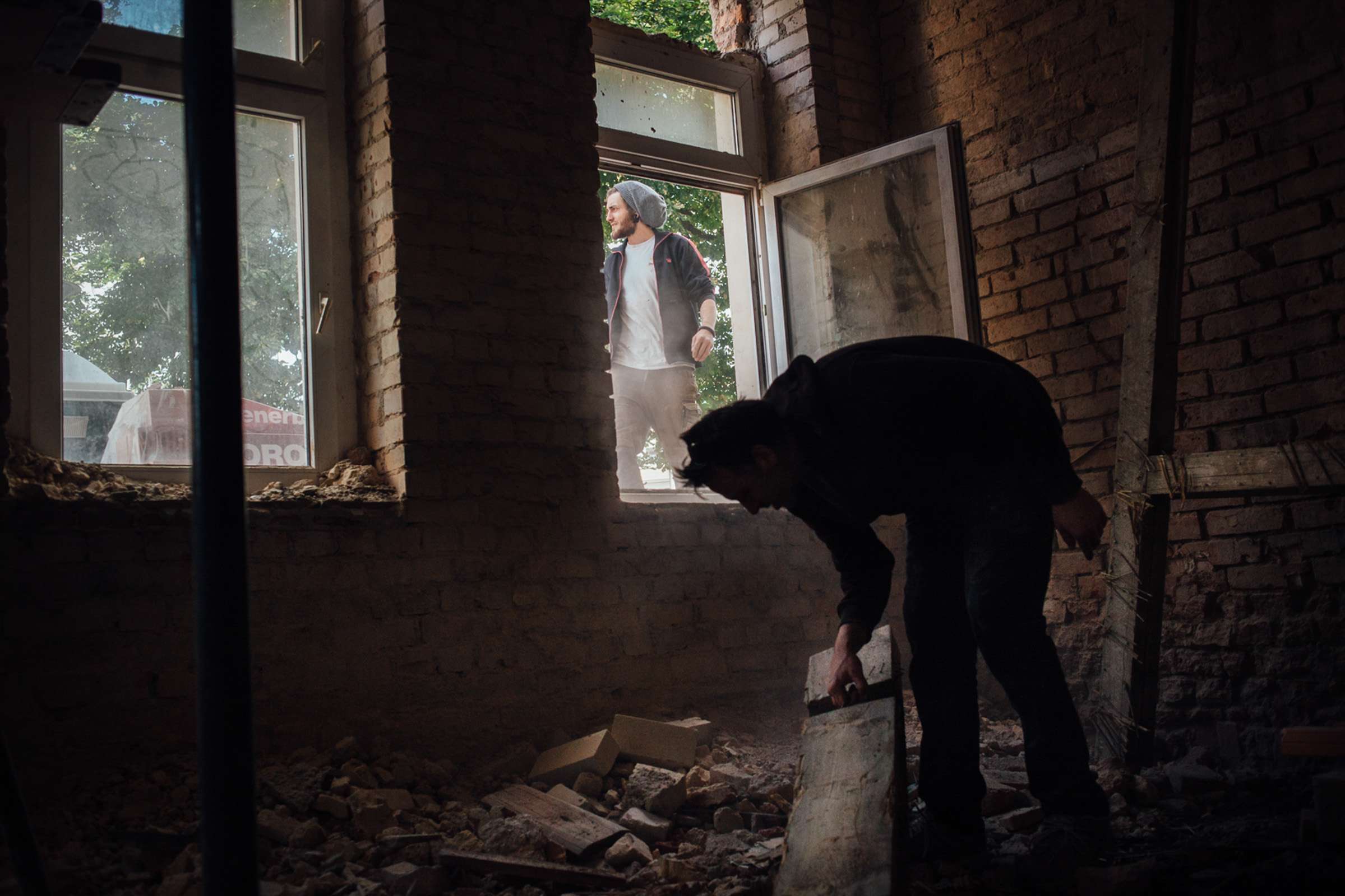 Leipzig, le 17 Juin 2014. Rudy, Jesse et Mauritz se rendent dans un chantier en ville pour y récupérer du bois. Il servira à alimenter les feux de joie dans le jardin et les poeles à bois pour réchauffer les chambres pendant l'hiver. La voiture de Suzie est disponible uniquement pour les déplacements bénéficiant à l'ensemble de la communauté.

Leipzig, June 17, 2014. Rudy, Jesse and Mauritz go to an under construction building to retrieve the wood. It will be used to fuel the bonfires in the garden and wood stoves to heat the rooms during the winter. Suzie's car is available only for journeys benefiting the whole community.