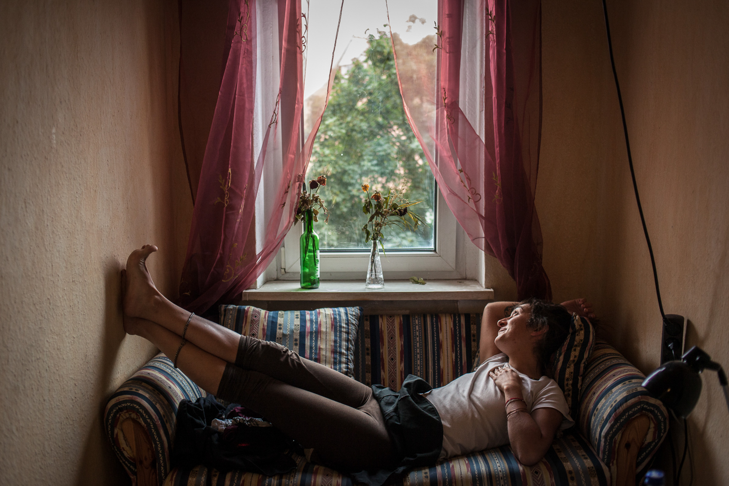 Leipzig, le 19 Juin 2014. Laura est espagnole. Elle a fui la crise et les difficultés de son pays. En attendant de percer en tant que comédienne, elle travaille comme femme de ménage à l'autre bout de la ville.

Leipzig, June 19, 2014. Laura is Spanish. She fled the crisis and the difficulties of her country. Waiting to break as an actress, she works as a maid at the other end of town.