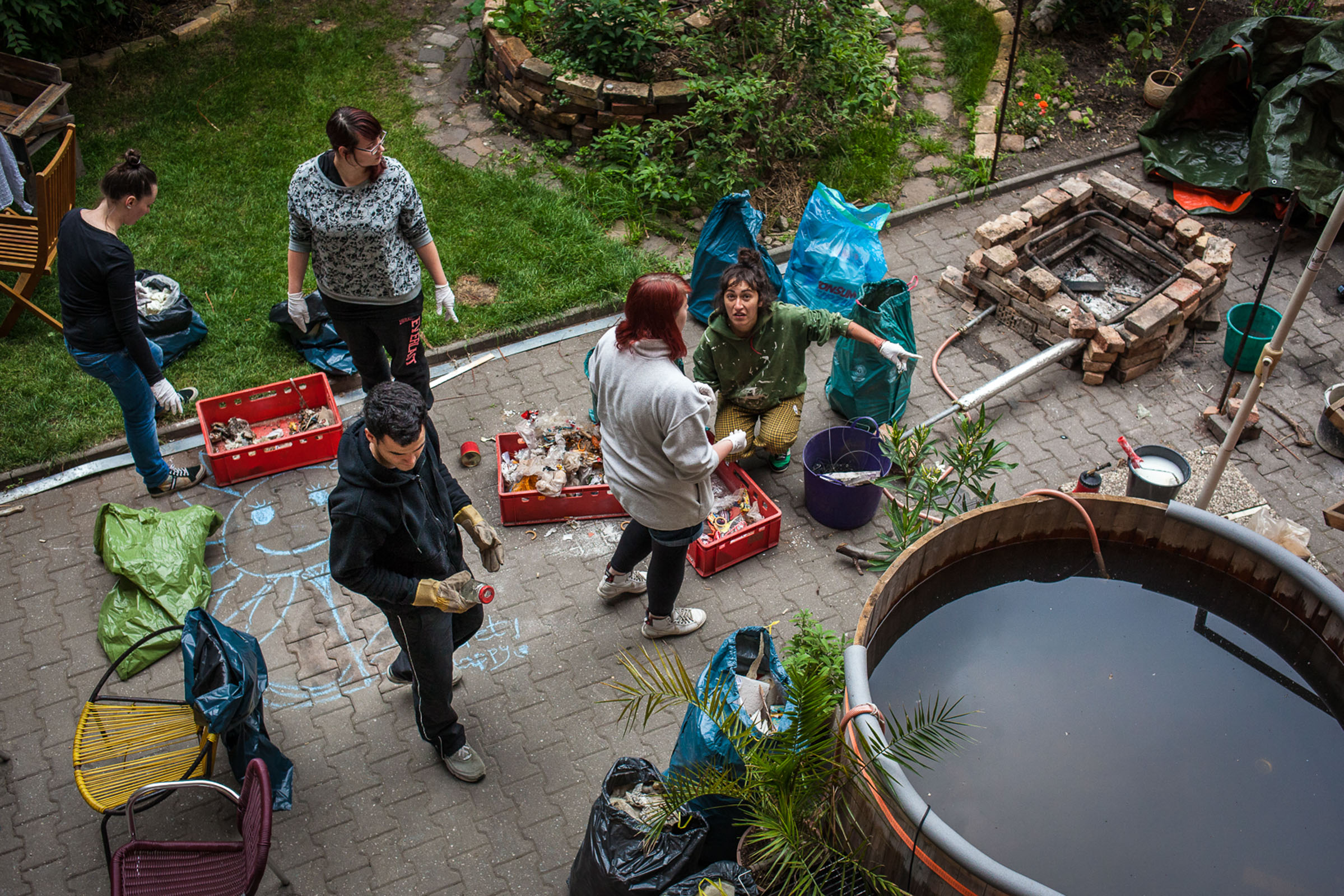 Leipzig, le 21 Juin 2014. Chez Suzie, les habitants de la communauté participent au ménage de printemps, face au "hippie-jacuzzi", dont l'ingénieux système de tuyaux passant par le feu de bois permet de chauffer l'eau.

Leipzig, June 21, 2014. At Suzie, community residents participate in spring cleaning, facing the "hippie-jacuzzi" whose ingenious system of pipes through the wood fire heats water.