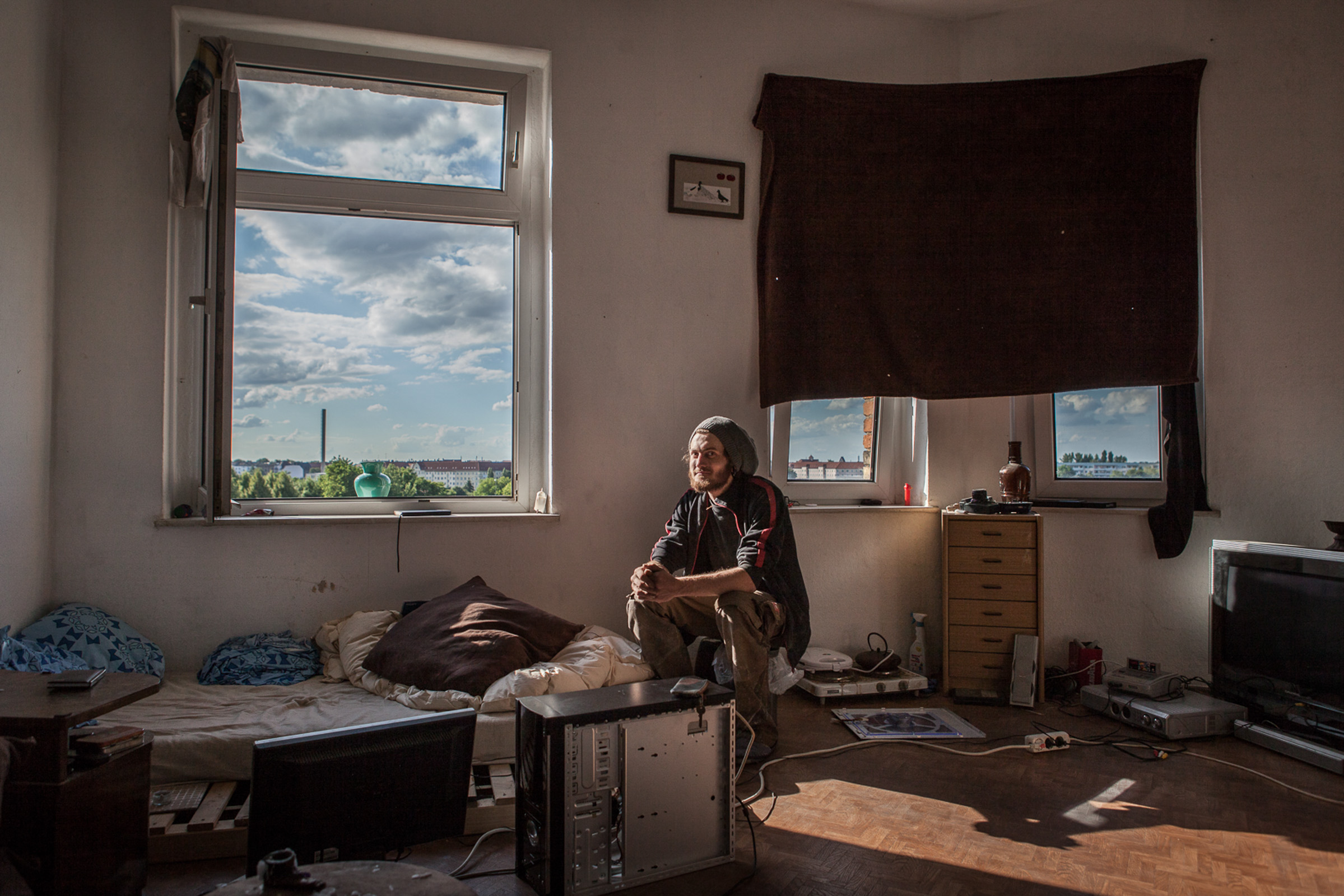 Leipzig, le 2 Juillet 2014. Rudy est ouvrier en bâtiment à mi-temps. il aspire à une vie calme, loin de la vie capitaliste. La communauté de Suzie est parfaite pour lui.

Leipzig, July 2, 2014. Rudy is a part-time worker. He wants a quiet life, away from capitalist life. Suzie's Community is perfect for him.