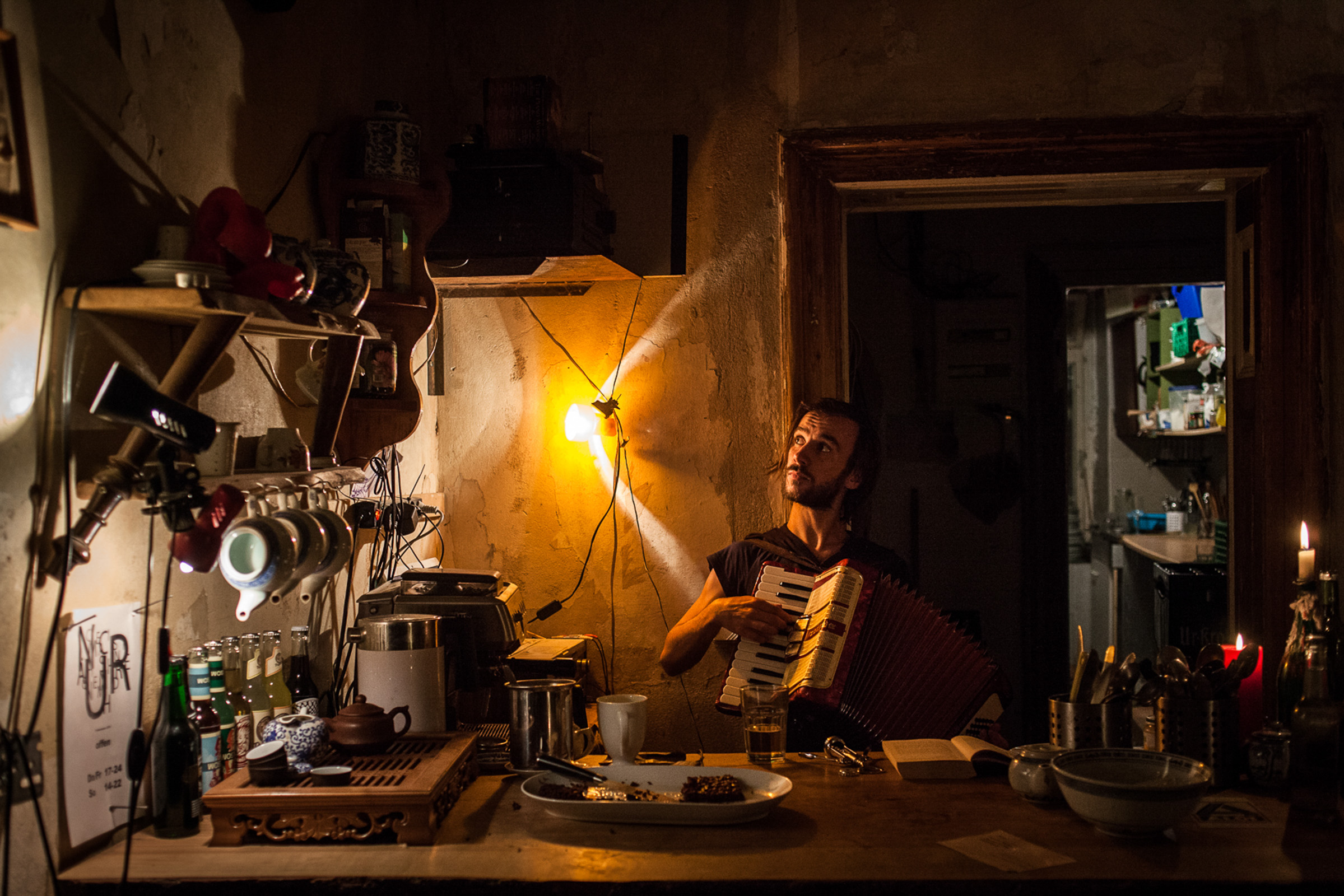 Leipzig, le 19 Juin 2014. A tour de rôle, les projets communautaires (house projects) organisent des cuisines partagées. Les habitants d'une maison cuisinent et invitent ceux qui le souhaitent à venir partager un plat simple, contre une modeste donation. Ainsi, tous les jours ou presque, il est possible de se restaurer à bas prix dans la ville.

Leipzig, 19 June, 2014. In turn, community projects (house projects) organize shared kitchens. The inhabitants of a house cook and invite those who wish to come and share a simple dish, for a modest donation. Thus, every day or almost, it is possible to eat cheaply in the city.