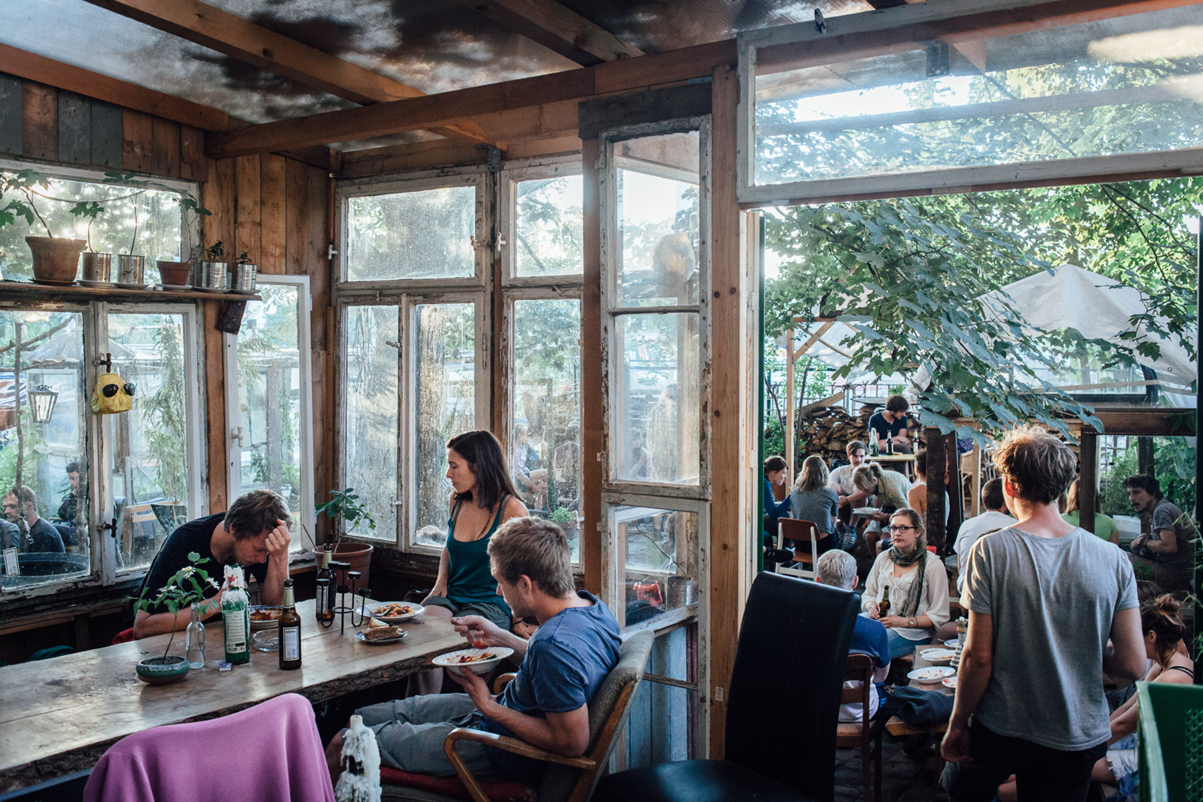 Leipzig, le 3 Juillet 2014. A tour de rôle, les projets communautaires (house projects) organisent des cuisines partagées. Les habitants d'une maison cuisinent et invitent ceux qui le souhaitent à venir partager un plat simple, contre une modeste donation. Ainsi, tous les jours ou presque, il est possible de se restaurer à bas prix dans la ville.

Leipzig, July 3, 2014. In turn, community projects (house projects) organize shared kitchens. The inhabitants of a house cook and invite those who wish to come and share a simple dish, for a modest donation. Thus, every day or almost, it is possible to eat cheaply in the city.