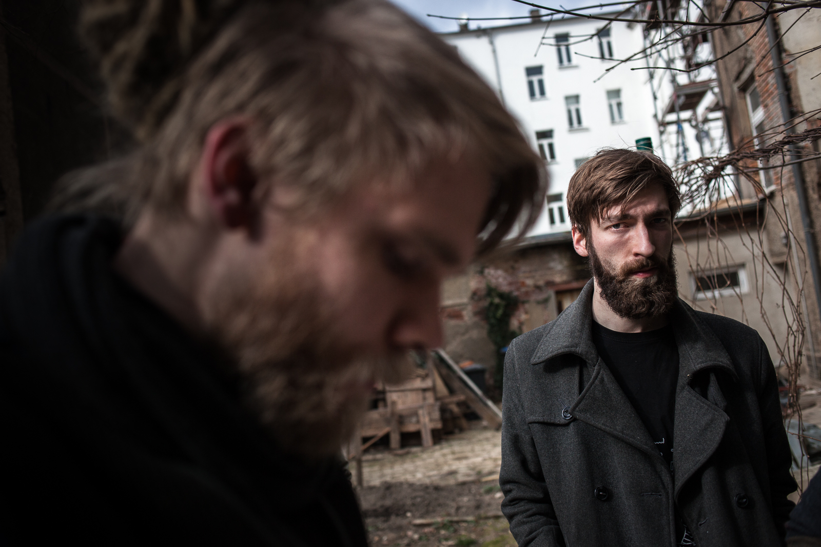 Leipzig, le 08 Mars 2014. Conrad, la trentaine, a vécu dans la rue ou au sein de communautés depuis ses 18 ans. Il vit à présent dans une communauté de près de 40 personnes dans le quartier Ouest de Leipzig. Au delà du logement, sa communauté compte aussi mettre en place divers ateliers destinés aux populations alentours : menuiserie, ateliers de réparation/recyclage d'objets en panne, concerts...

Leipzig, 8 march, 2014. Conrad, in his thirties, lived in the street or in squats since he was 18. He now lives in a community of about 40 people in the western district of Leipzig. Beyond housing project, the community has also set up workshops for populations around, such as carpentry, repair shops / recycling of objects, concerts ...