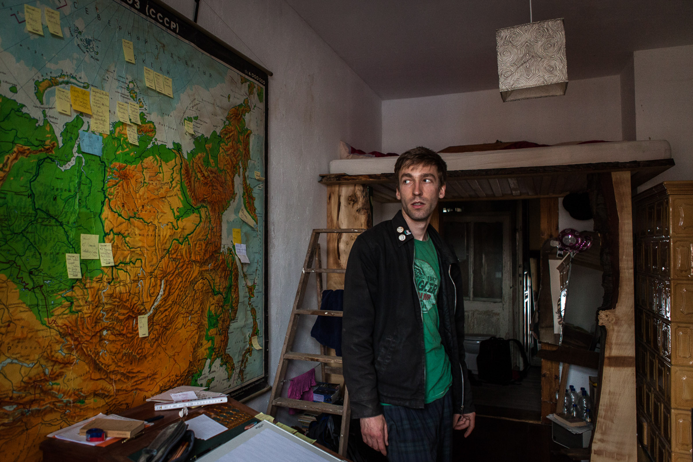 Leipzig, le 26 Juin 2014. Conrad, la trentaine, a vécu dans la rue ou au sein de communautés depuis ses 18 ans. Il vit à présent dans une communauté de près de 40 personnes dans le quartier Ouest de Leipzig. C'est la première fois depuis des années qu'il se sent chez lui quelque part et qu'il n'a pas froid l'hiver. Très engagé politiquement, il a marqué sur une carte les lieux marquants issus de ses lectures.

Leipzig, June 26, 2014. Conrad, in his thirties, lived in the street or in squats since he was 18. He now lives in a community of about 40 people in the western district of Leipzig. This is the first time in years he feels at home somewhere and is not cold during winter.