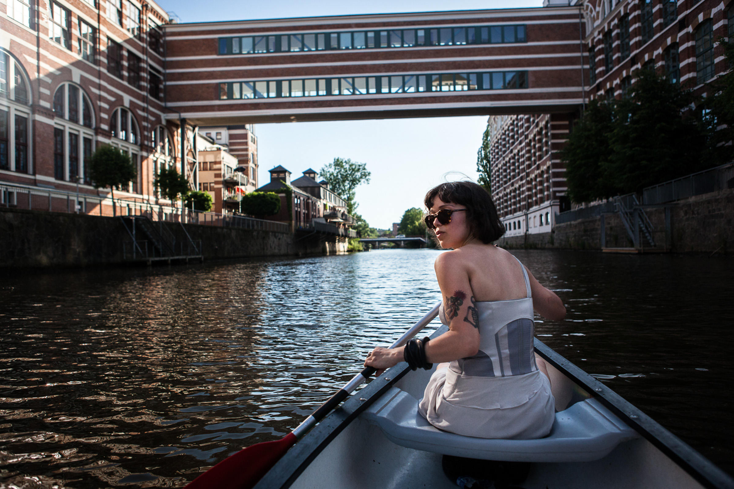 Leipzig, le 8 Juin 2014. Melissa, australienne, est journaliste musicale. Elle vient régulièrement à Leipzig, tant attirée par la vie alternative, que par sa dimension historique. En effet, la ville est chargée d'histoire musicale. Bach, Wagner, Mendelssohn, Schumann y ont vécu, composé et joué. Autour des canaux qui sillonnent la ville, certaines anciennes fabriques ont été réhabilitées en logements, témoins de la gentrification en marche.

Leipzig, June 8, 2014. Melissa, Australian, is a musical journalist. She regularly comes to Leipzig, both attracted by alternative life and its historical dimension. Indeed, the city is full of musical history. Bach, Wagner, Mendelssohn, Schumann lived there, composed and played. Around the canals that crisscross the city, some old factories were rehabilitated in homes, symbols of the ongoing gentrification.