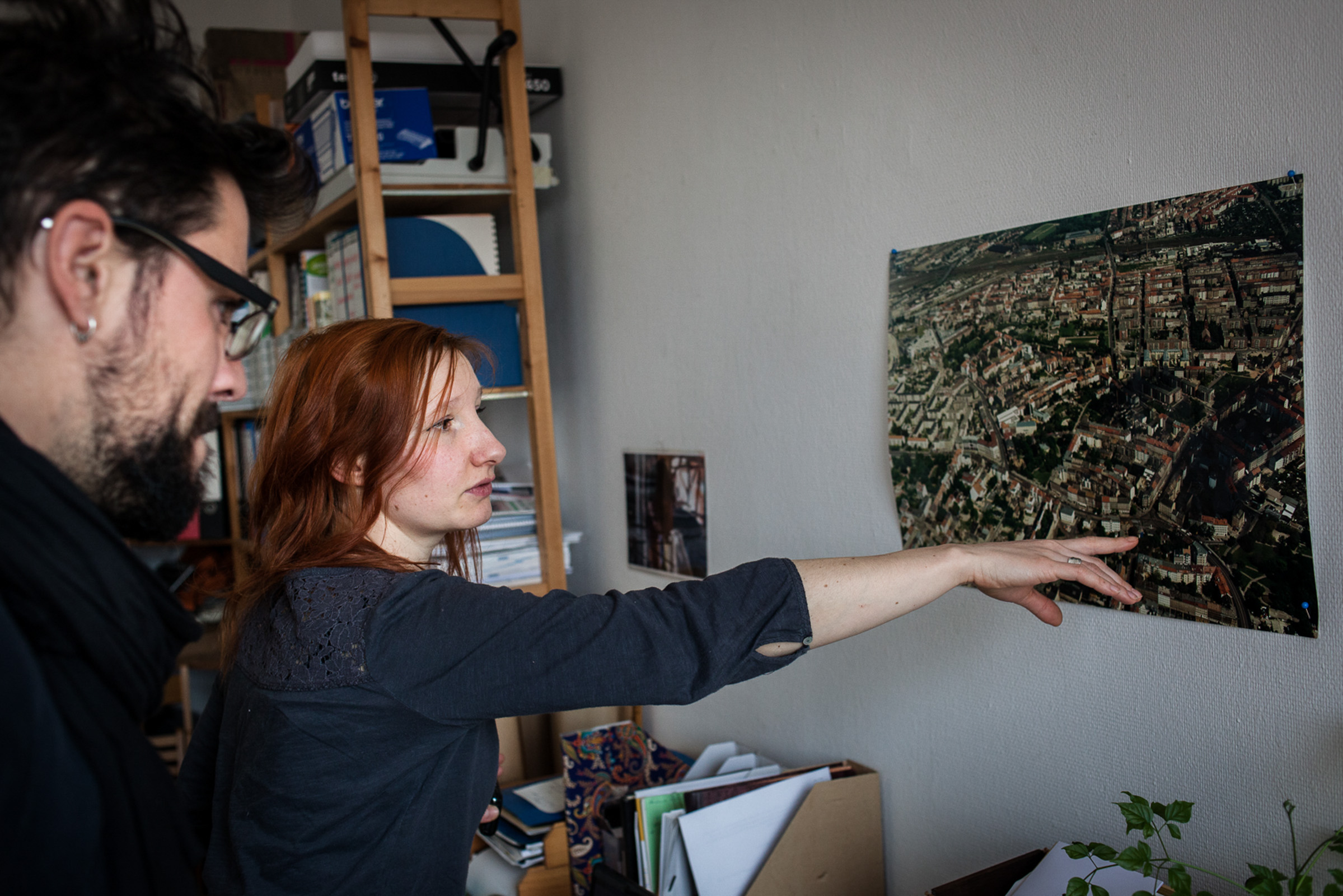 Leipzig, le 7 Mars 2014. Antonio rencontre une des antennes de la ville chargée de la réhabilitation des logements vides.

Leipzig, March 7, 2014. Antonio meets one of the antennas of the city responsible for the rehabilitation of empty homes.