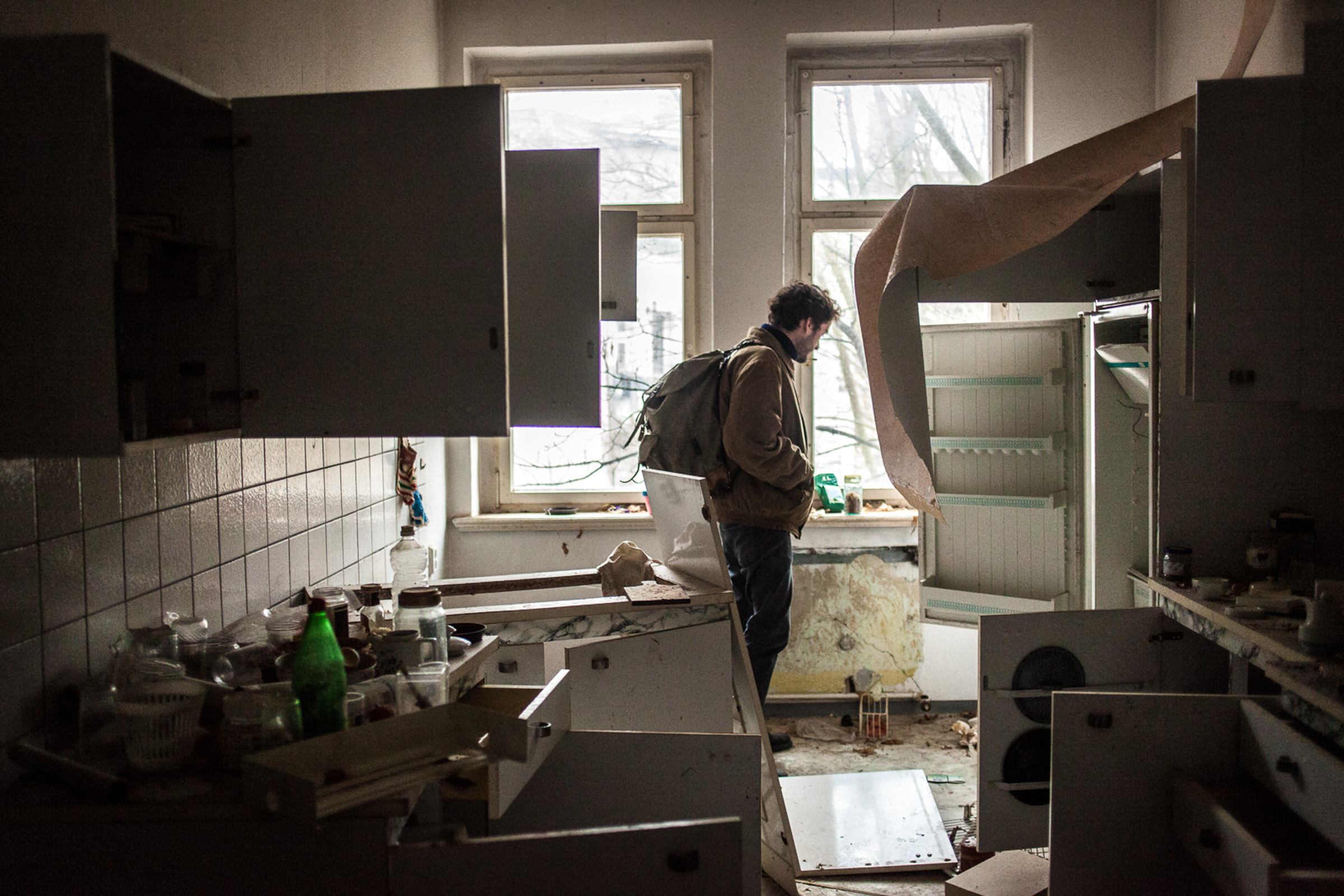 Leipzig, le 6 Mars 2014. De jeunes habitants de Leipzig visitent des immeubles abandonnés et évaluent la possibilité d'en faire des maisons communautaires.

Leipzig, March 6, 2014. Young people of Leipzig visit abandoned buildings and evaluate the possibility of making community houses.