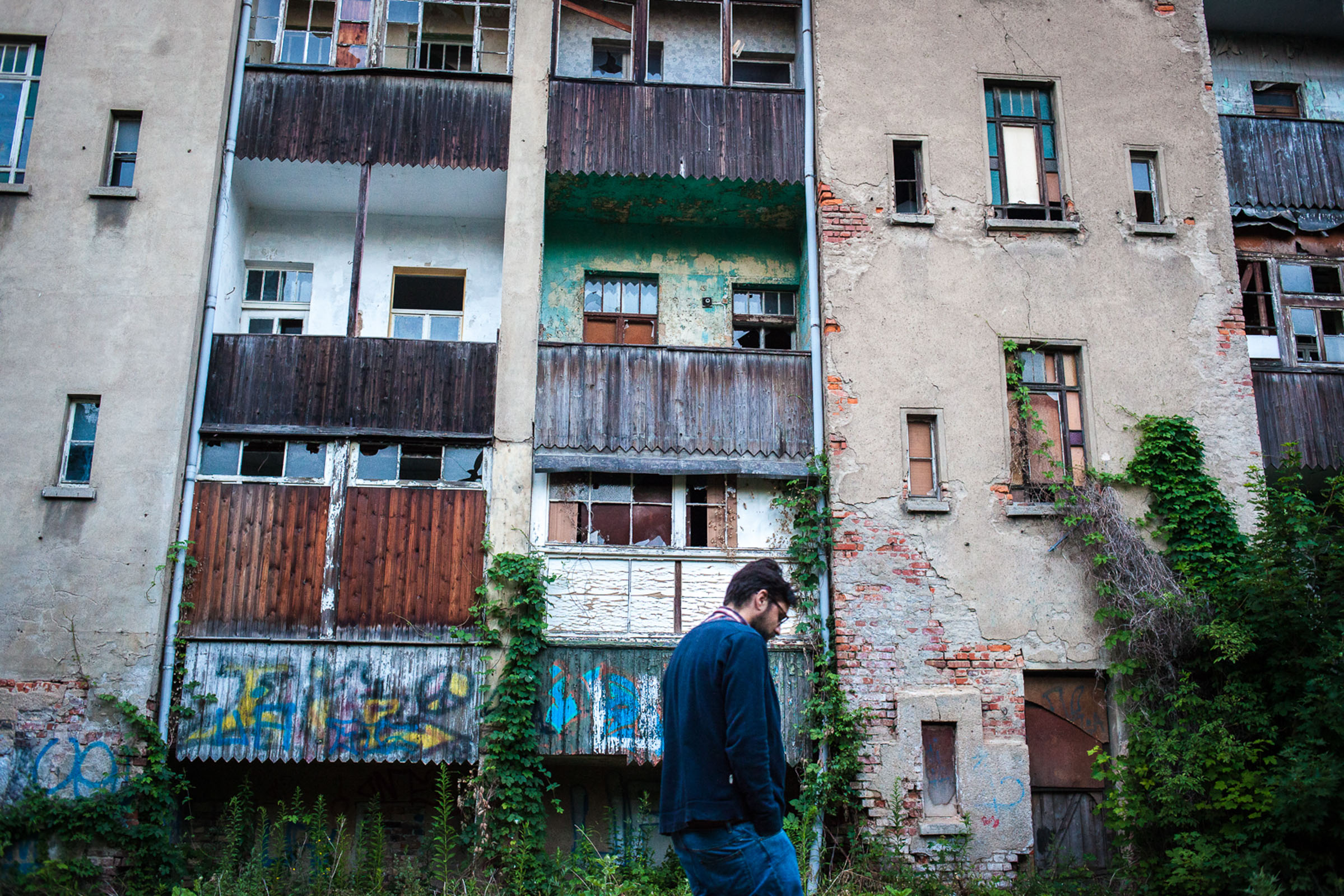 Leipzig, le 22 Juin 2014. Antonio tente de monter un projet communautaire dans un espace de plus de 2500 m2.

Leipzig, June 22, 2014. Antonio tries to mount a community project in an area of over 2500 m2.