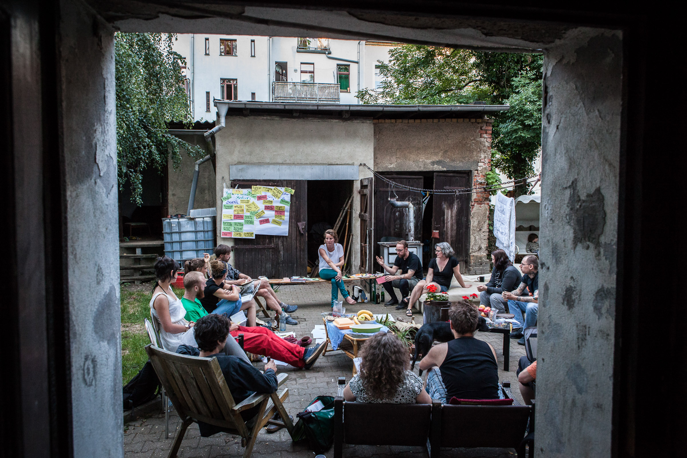 Leipzig, le 3 Juillet 2014. Antonio tente de monter un projet communautaire dans un espace de plus de 2500 m2. D'interminables réunions se tiennent pour aborder les moindres de détails de la vie en communauté que vont partager la vingtaine de participants au projet. Les profils sont variés, jeunes punks, mères de famille bénéficiant de minima sociaux, artistes...

Leipzig, July 3, 2014. Antonio attempts to mount a community project in an area of over 2500 m2. Endless meetings are held to discuss the smallest details of life in a community that will share the twenty participants in the project. The profiles are diverse, young punks, mothers receiving social minima, artists ...