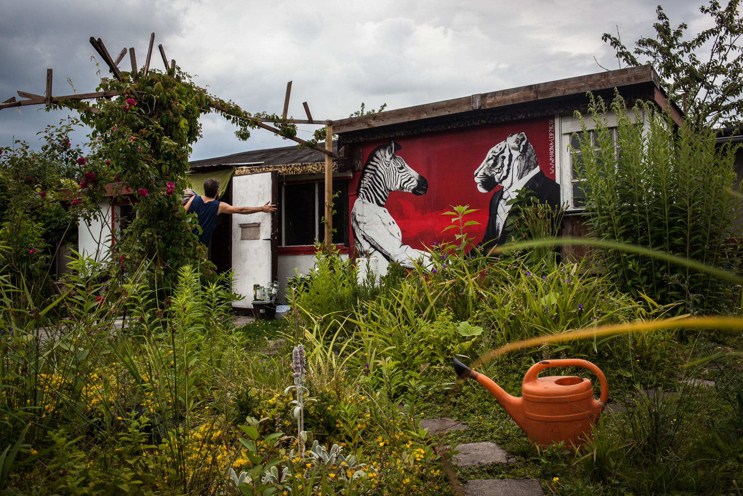 Leipzig, le 24 Juin 2014. Au coeur de la ville, près de 30 000 jardins ouvrier. Antonio a acheté cette petite bicoque pour 50 euros, a réhabilité le potager et en a fait un lieu de rencontres pour ses amis.

Leipzig, June 24, 2014. At the heart of the city, nearly 30,000 workers gardens. Antonio bought this little shack for 50 euros, rehabilitated the garden and made it a meeting place for his friends.