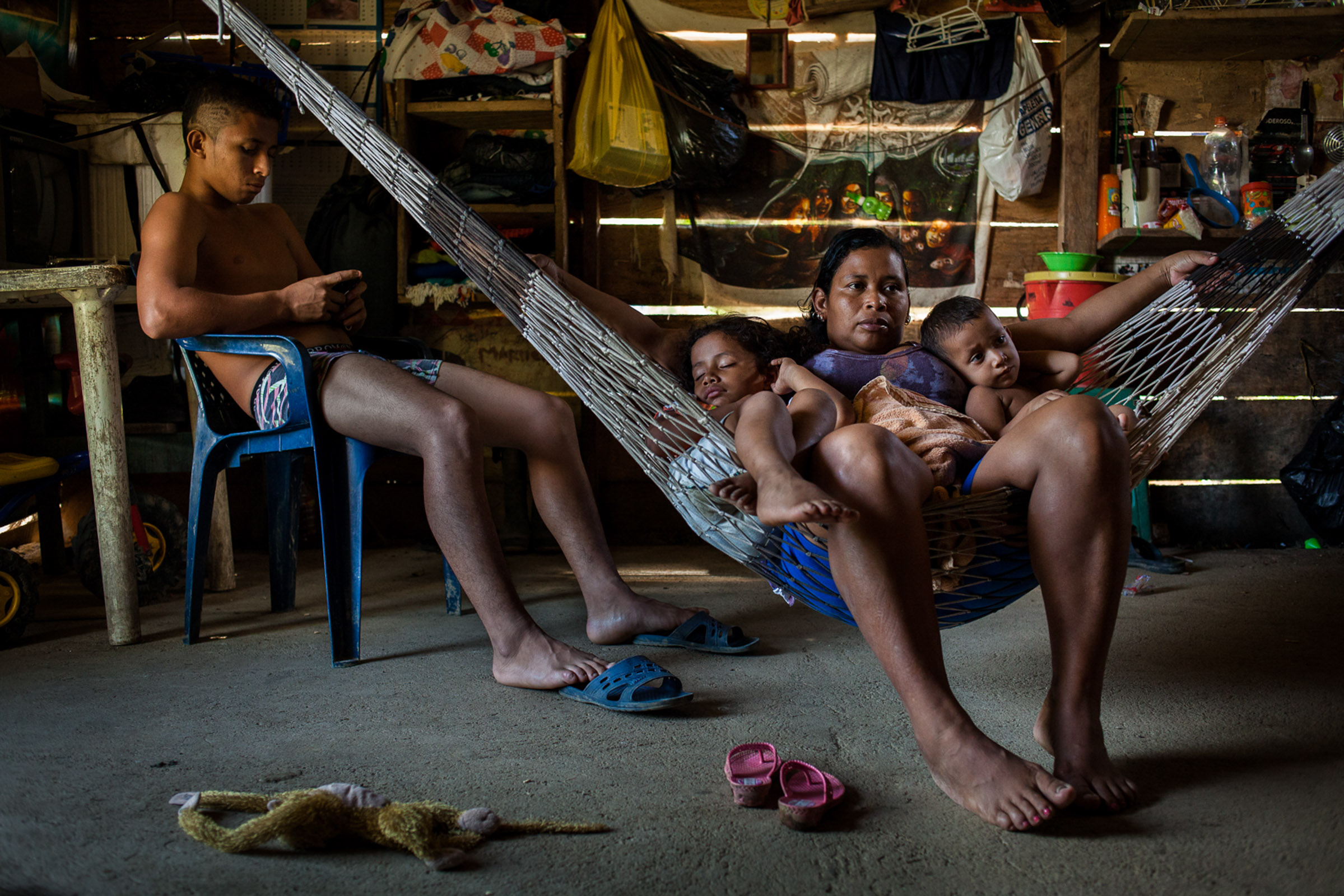 San Josectio, 23.08.2012.  Loulou, femme du leader Jesus Emilio a perdu un de ses jeunes fils dans une attaque menée par l'armée. Elle a depuis rejoint la communauté. Elle est ici dans la pièce qu'elle partage avec sa famille. 

San Josecito, 23.08.2012. Loulou, leader Jesus Emilio's wife lost one of her young child in an attack lead by the army in the jungle. She since joined the community. Here in the room she shares with her family.