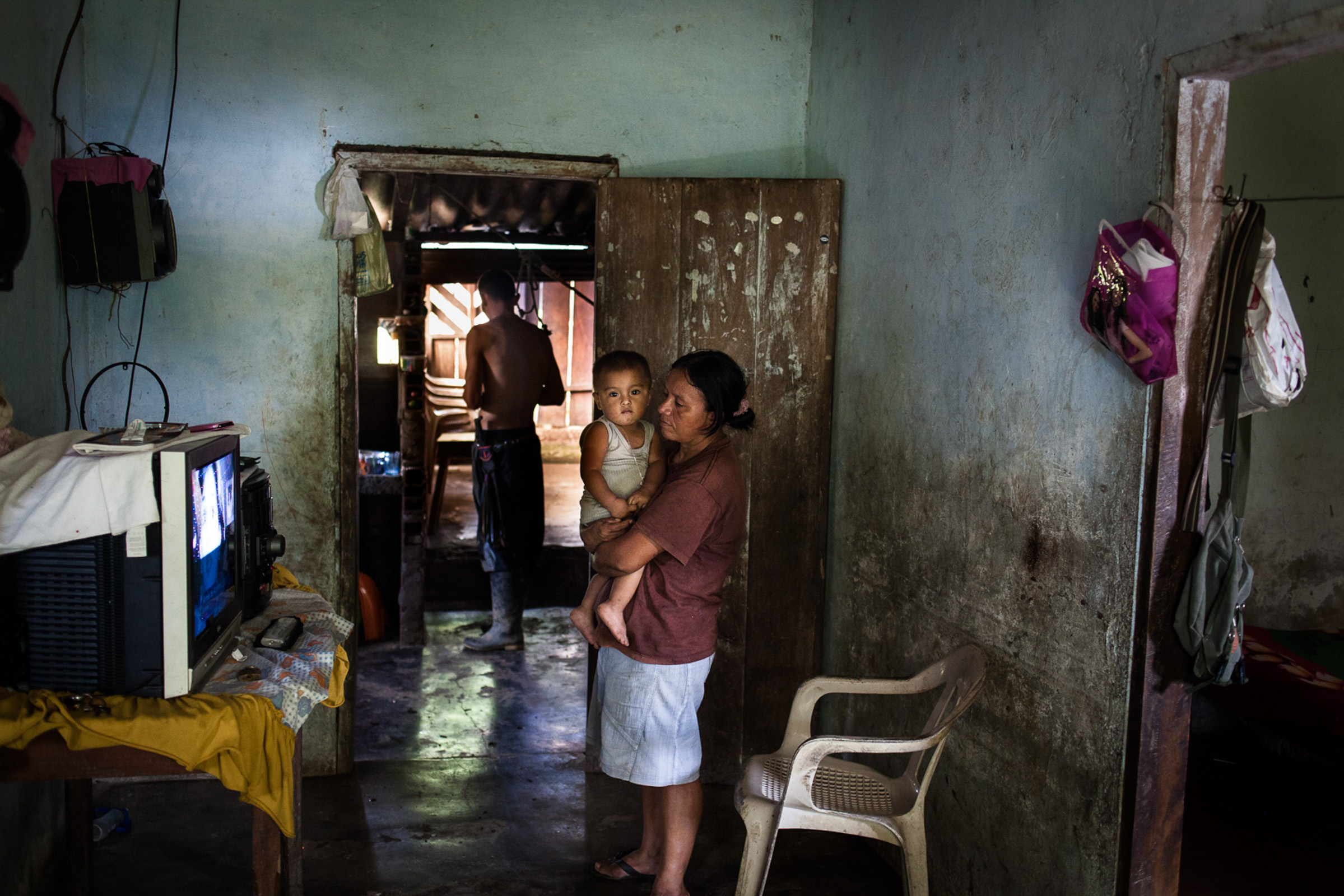 La Union, 25.08.2012.  Berta, une des fondatrices de la commuanuté, dans le hameau de la Union, avec l'un de ses petits fils. Berta est la seule femme à faire partie du conseil de la communauté.

La Union, 25.08.2012. Berta, a founder of the commuanuté in the hamlet of La Union, with one of her little son. Berta is the only woman to be part of the community council.