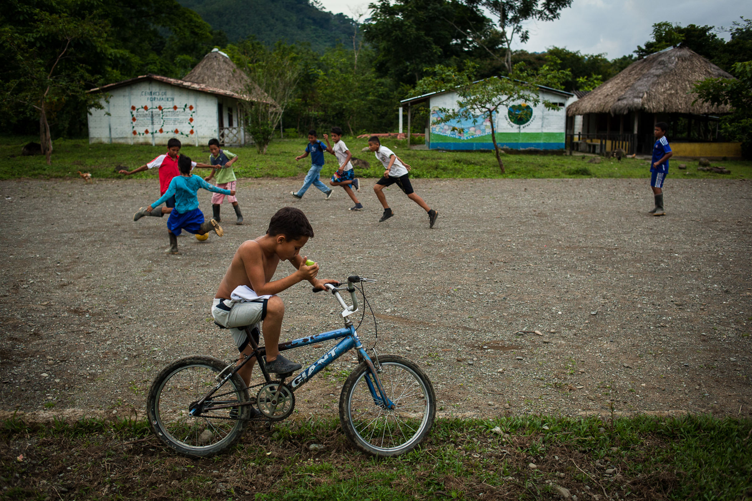 San Josecito, 22.08.2012.  Dans le centre de San Josecito, les enfants jouent au football pour faire passer le temps. Les loisirs sont rares dans la communauté. 

San Josecito, 22.08.2012. In the center of San Josecito, kids are playing football. Leisures are scarce in the community.