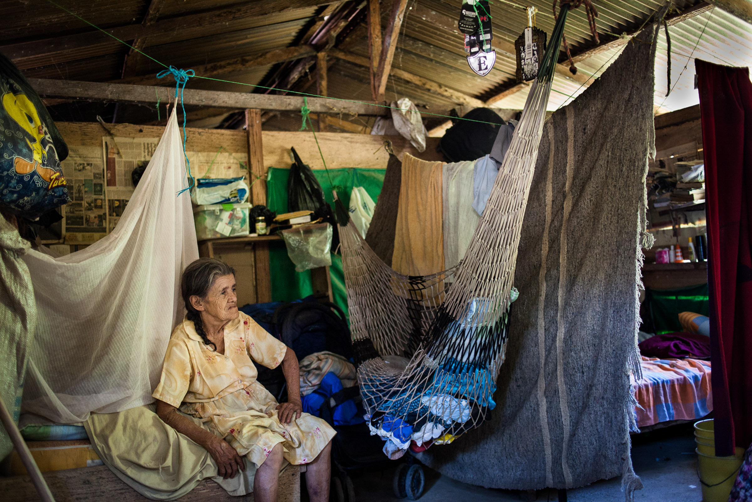 San Josecito, 23.08.2012. La doyenne de la communauté est aussi la mère du leader Jesus Emilio. Ils dorment à 5 dans cette pièce.

San Josecito, 23.08.2012. The oldest woman of the community is the mother of leader Jesus Emilio. Their familiy of 5 live all together in this room.