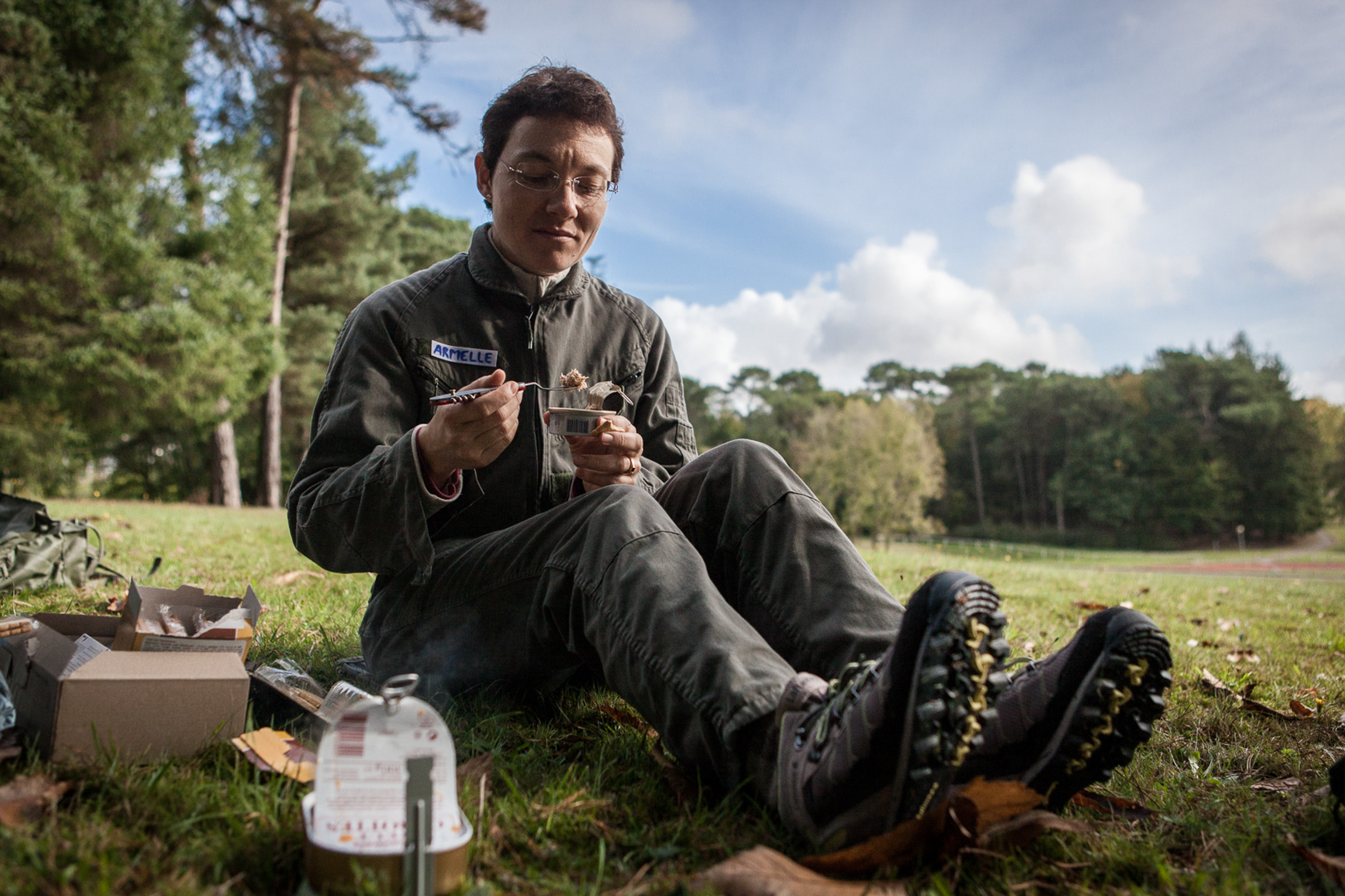 Coëtquidan, le 17 Octobre 2013. Pour le repas du midi, le stagiaires découvrent les rations de survie de l'armée.


Coëtquidan, 17 October 2013. For lunch, the students discover the survival rations of the army.