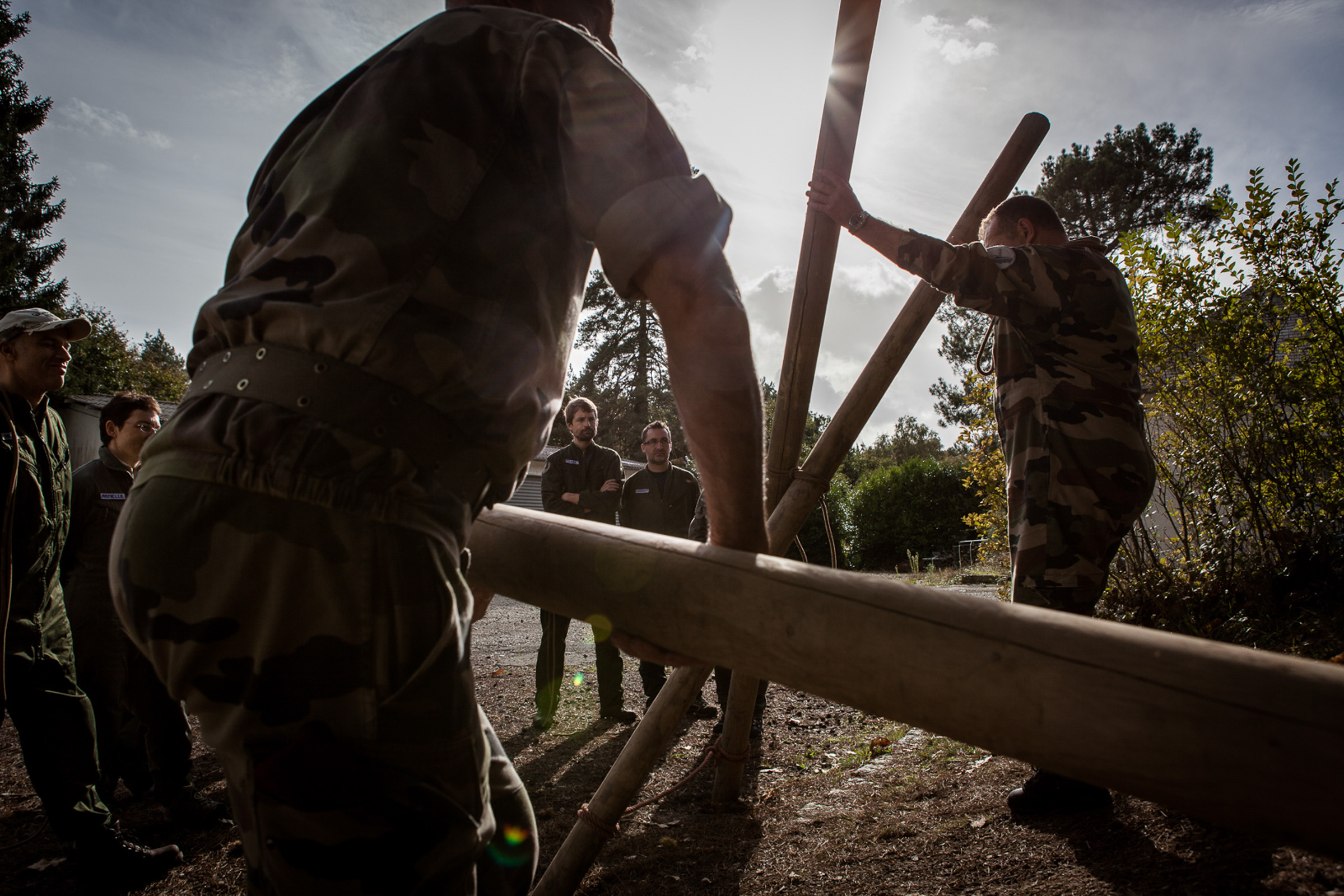 Coëtquidan, le 17 Octobre 2013. En fin de journée, les cadres de Veolia venus suivre un stage de leadership à l'école de Saint Cyr apprennent à construire un pont à partir de poutres en bois.

Coëtquidan, 17 October 2013. By late afternoon, executives from Veolia following a leadership course at the School of Saint Cyr learn to build a bridge from wooden beams.